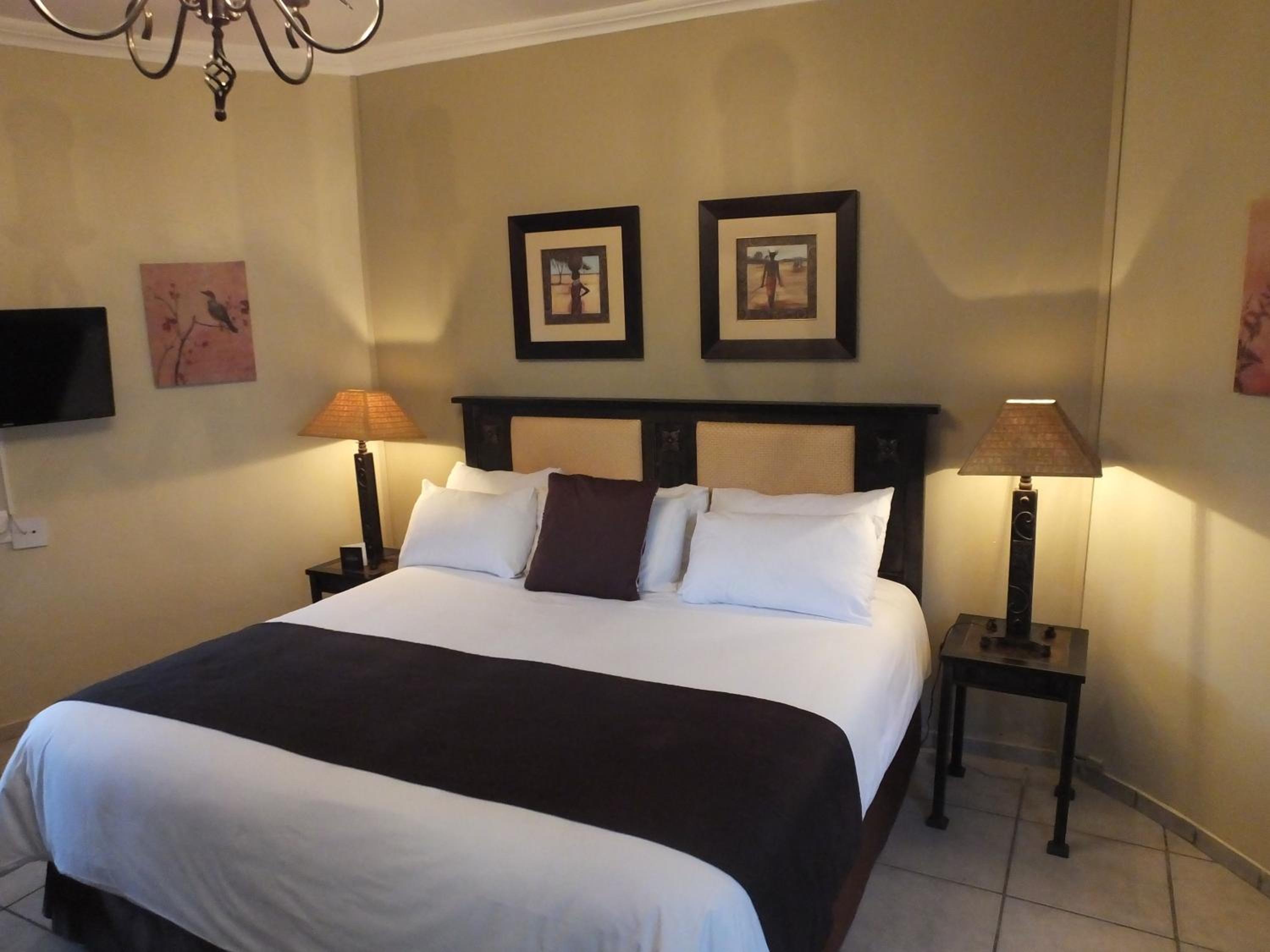 Executive Room with King Bed - Photo 8