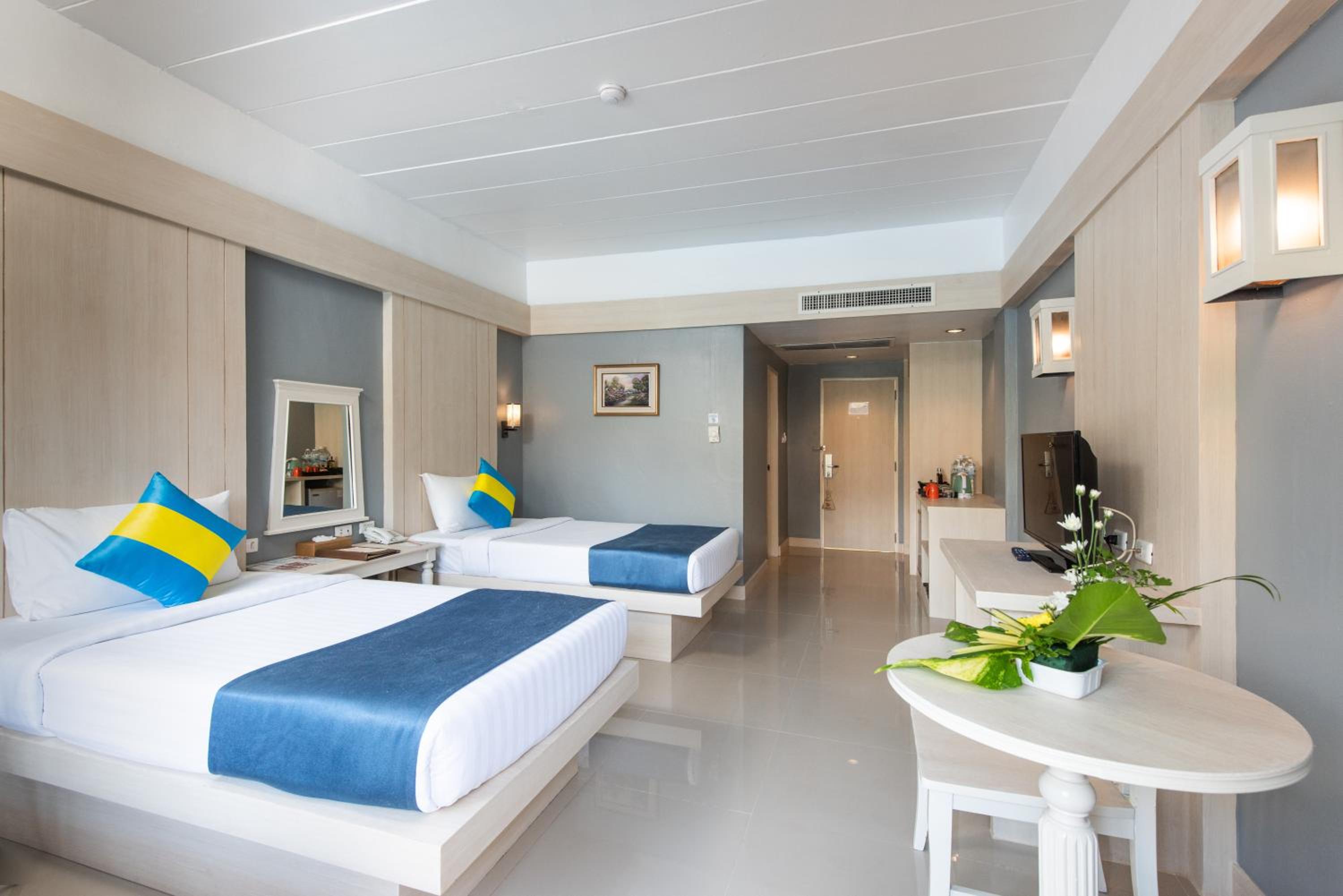 Superior Double or Twin Room with Pool View - Photo 4