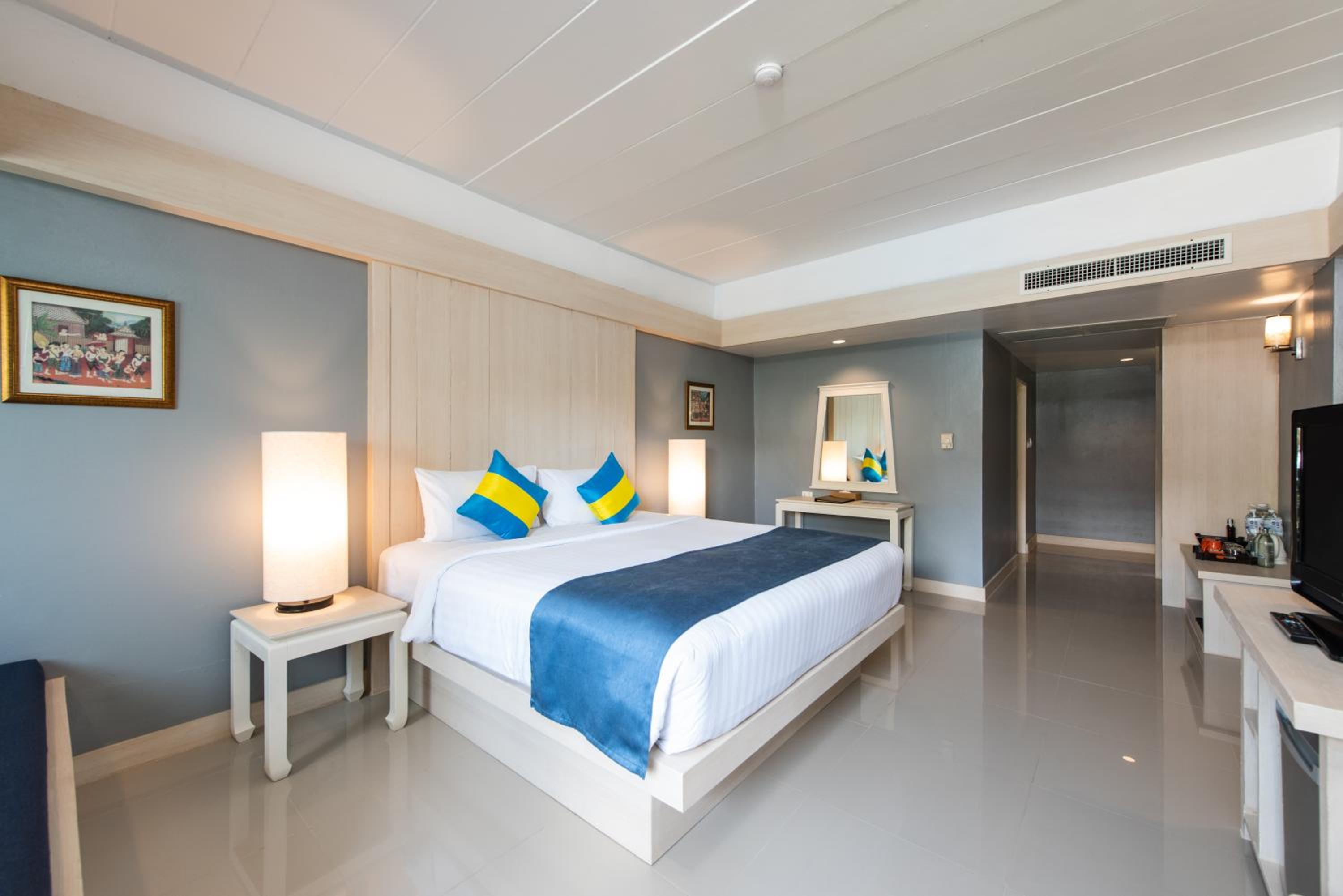 Superior Double or Twin Room with Pool View - Photo 3