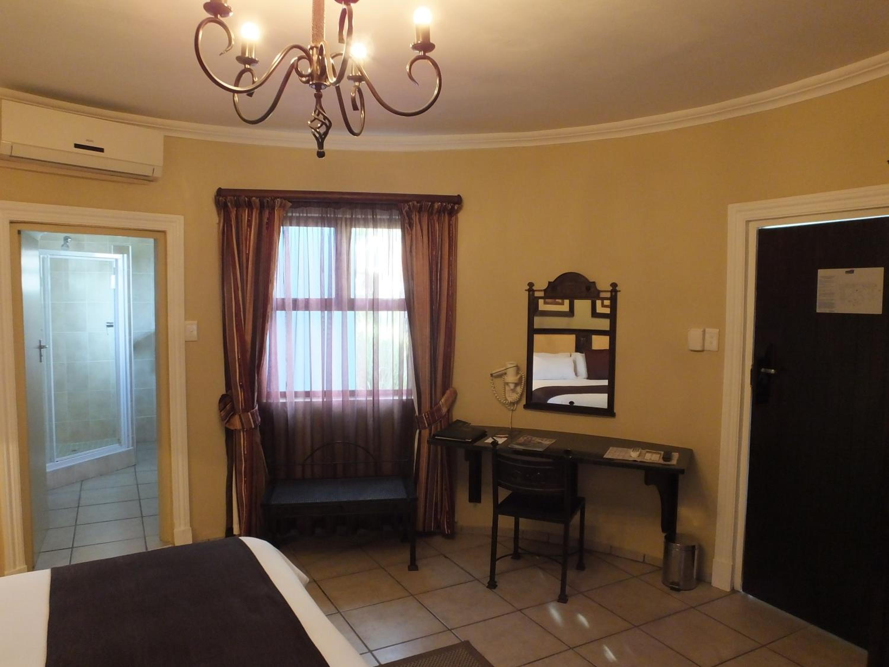 Executive Room with King Bed - Photo 4