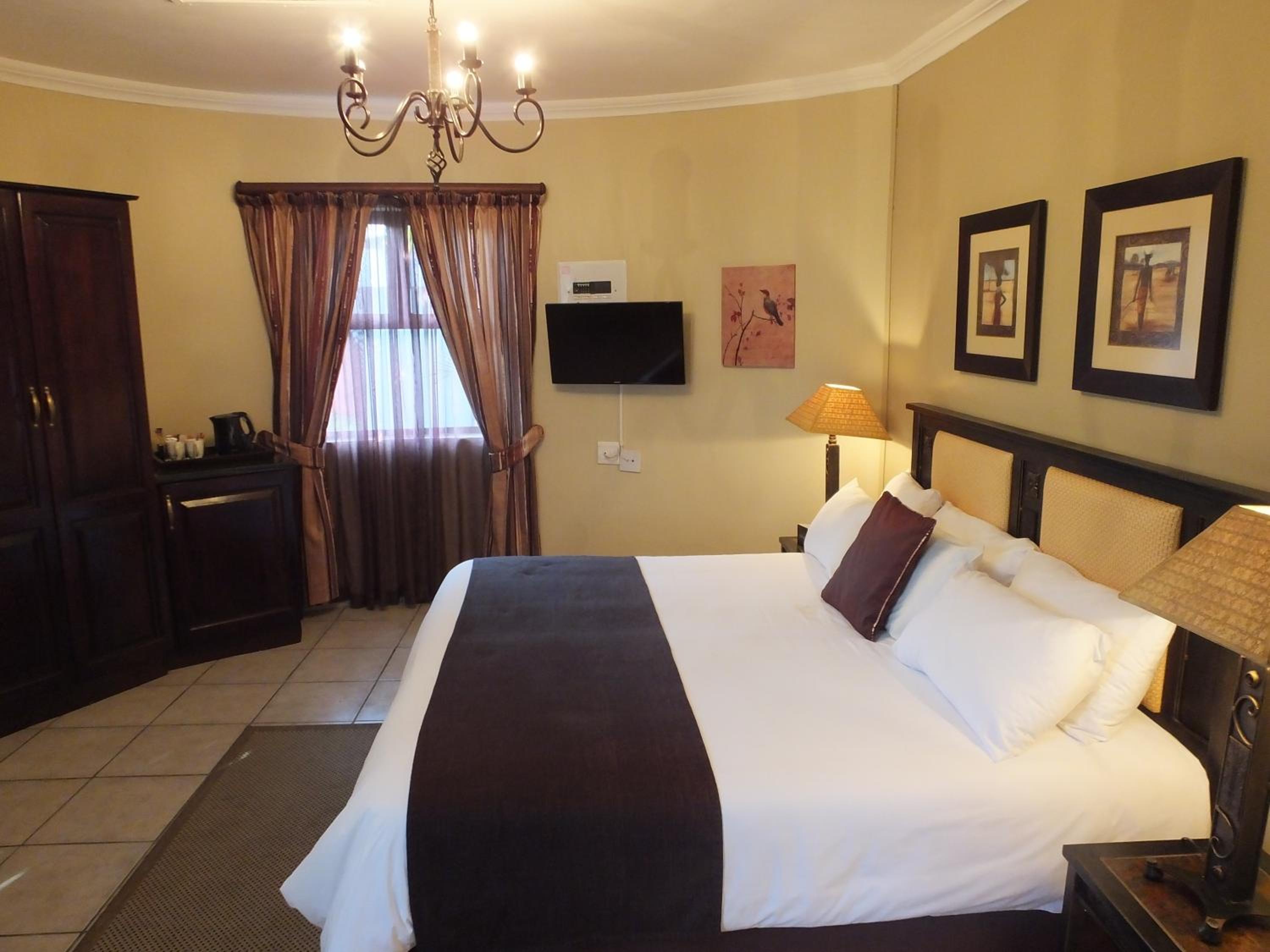 Executive Room with King Bed - Photo 5