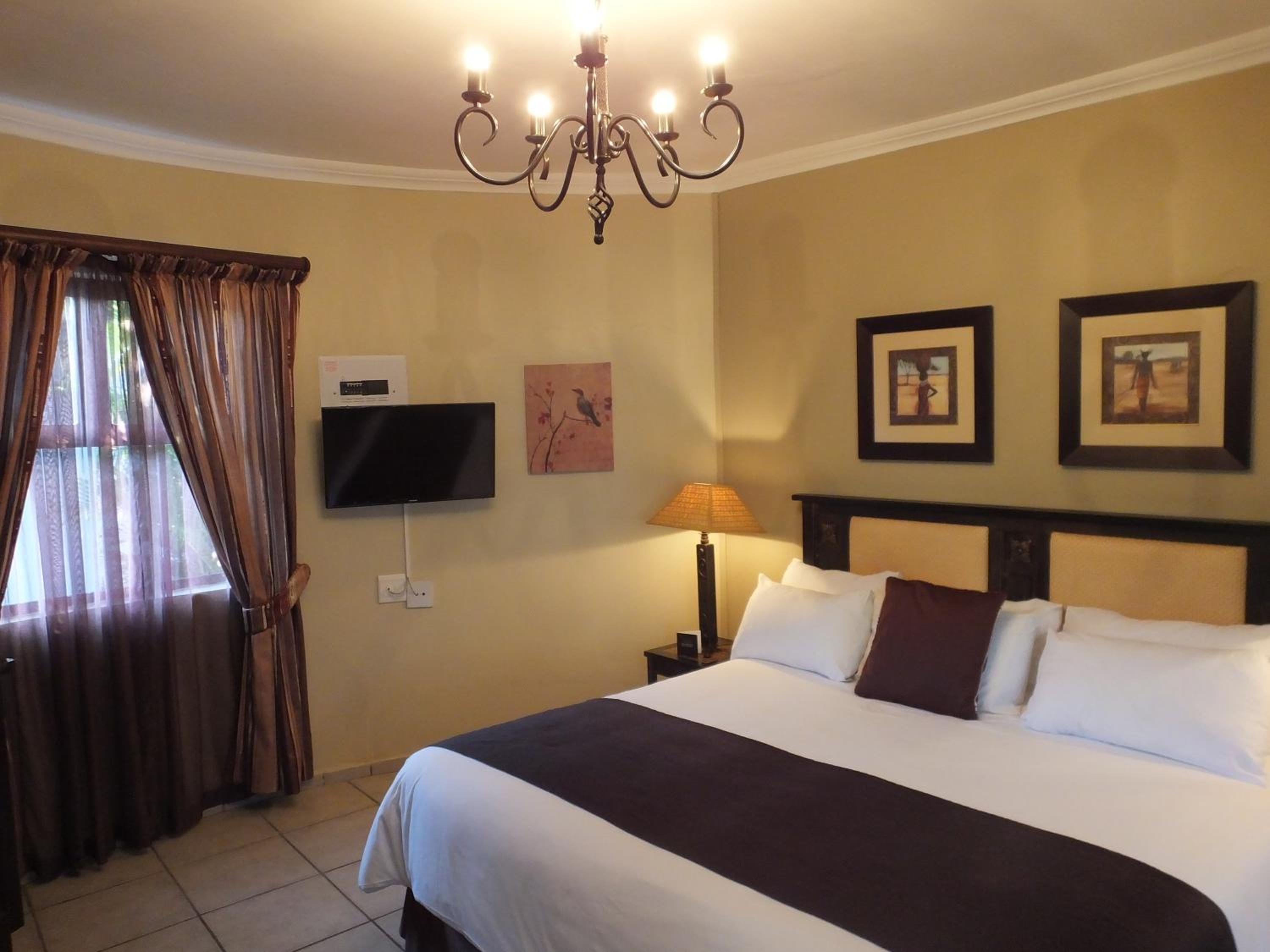 Executive Room with King Bed - Photo 1