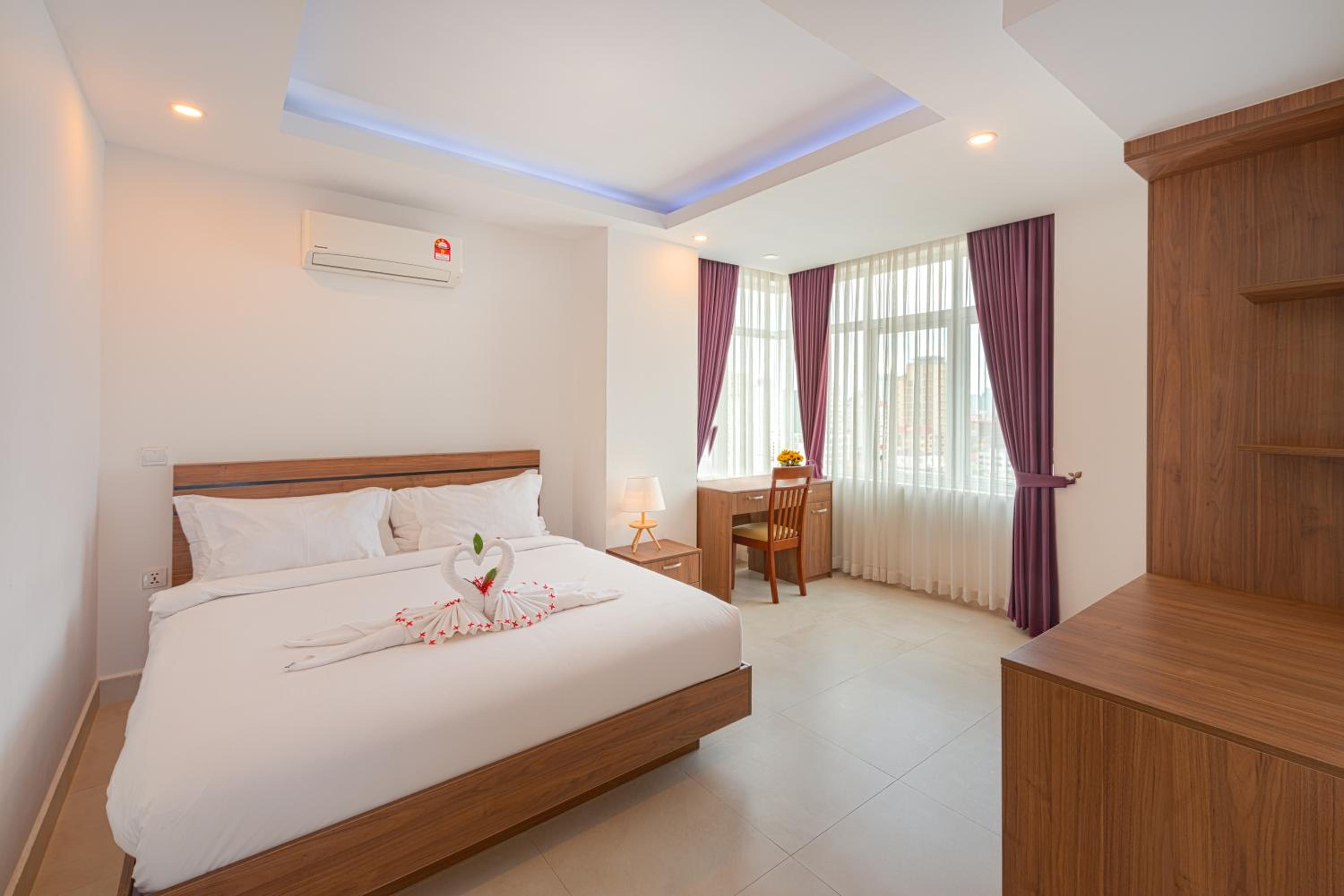 Deluxe King Room - Photo 1