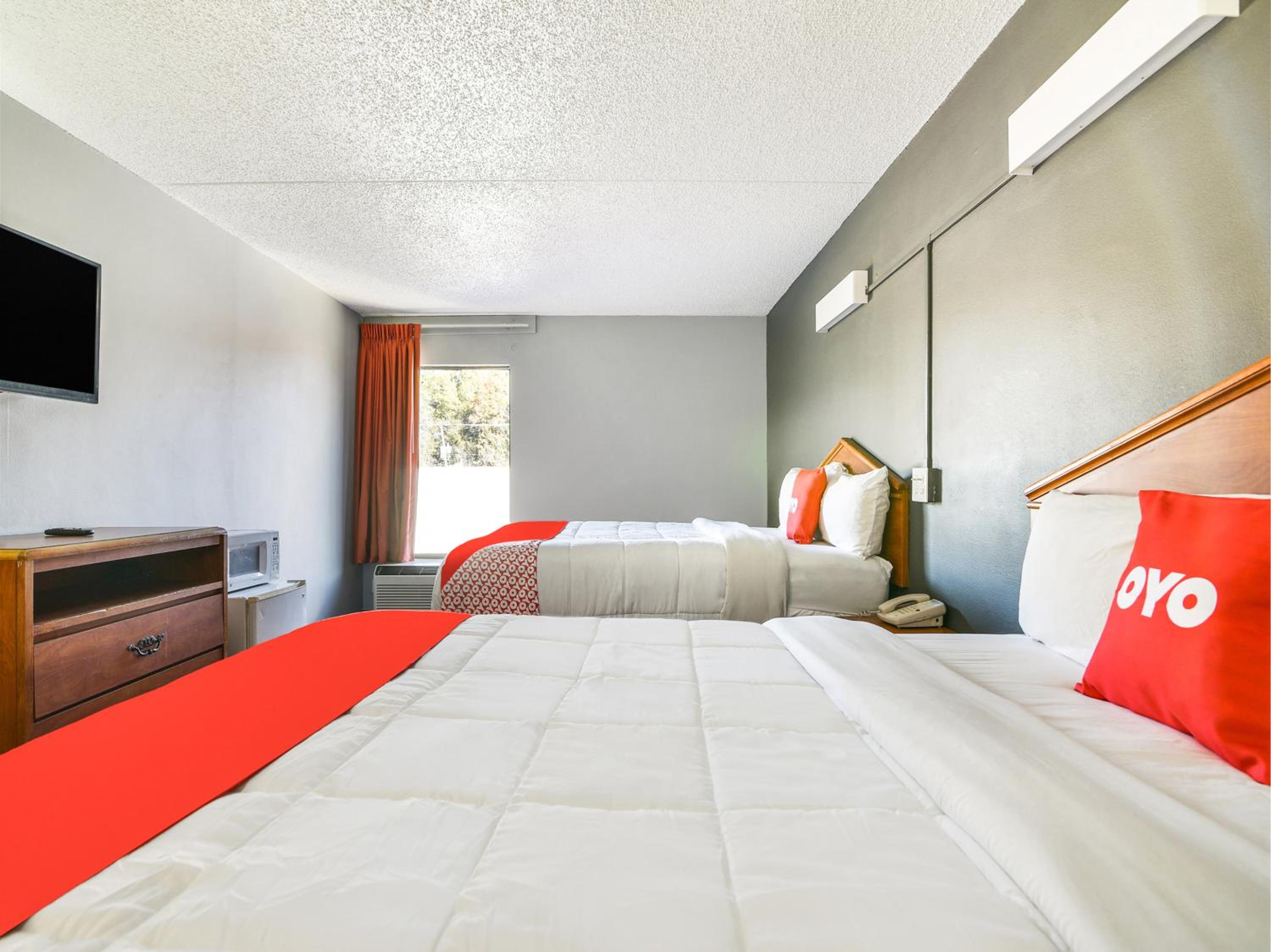 Deluxe Queen Room with Two Queen Beds photo 3