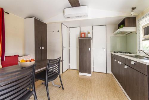 Classic Mobile Home Three Bedrooms  photo 3
