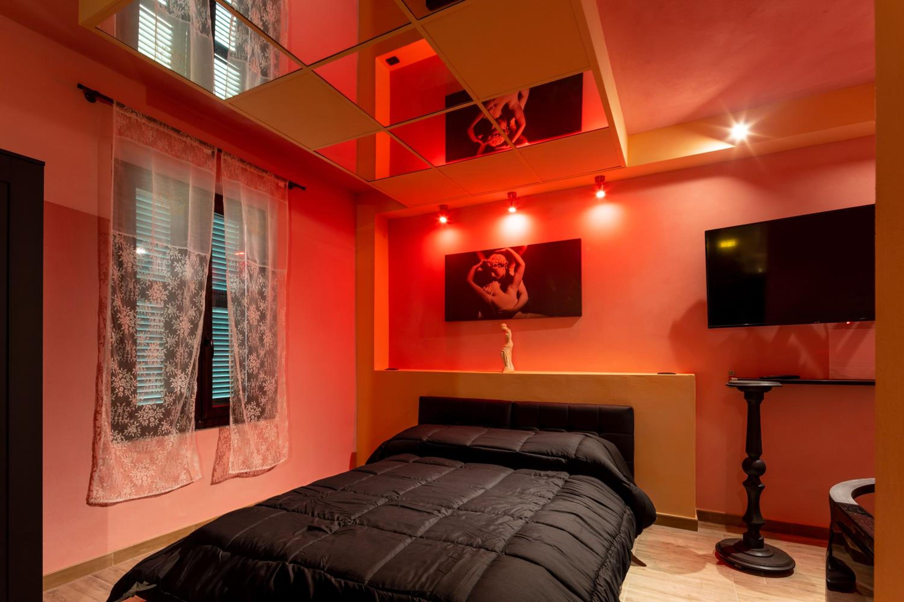 Studio Apartment - Photo 1