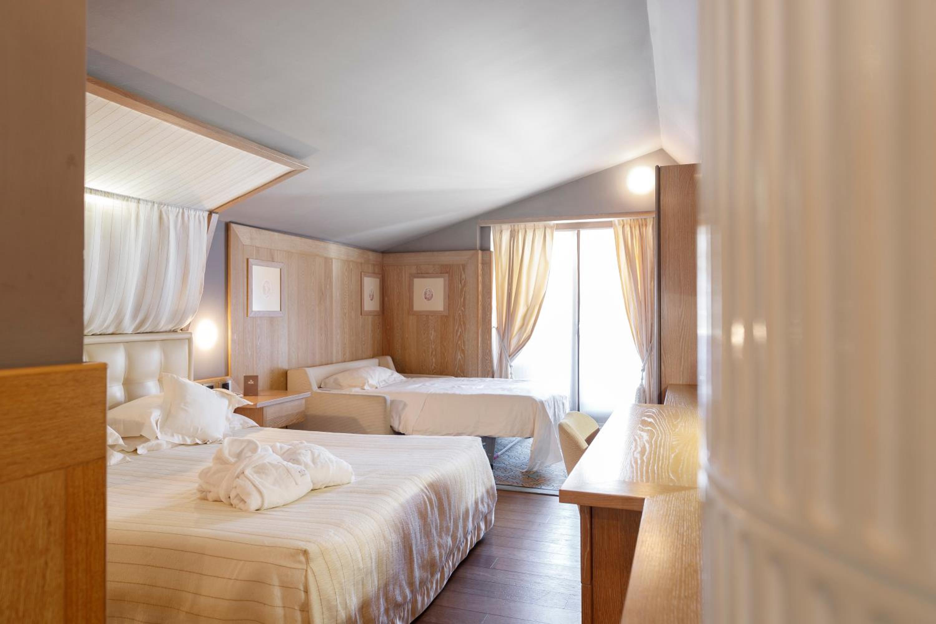 Deluxe Triple Room - Photo 5