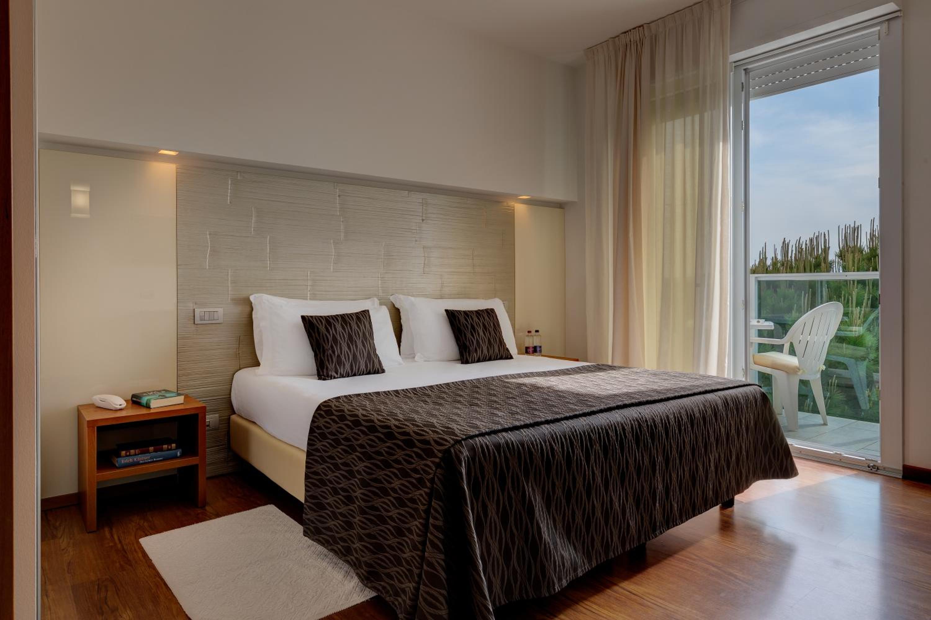 Superior Double or Twin Room with Terrace photo 2