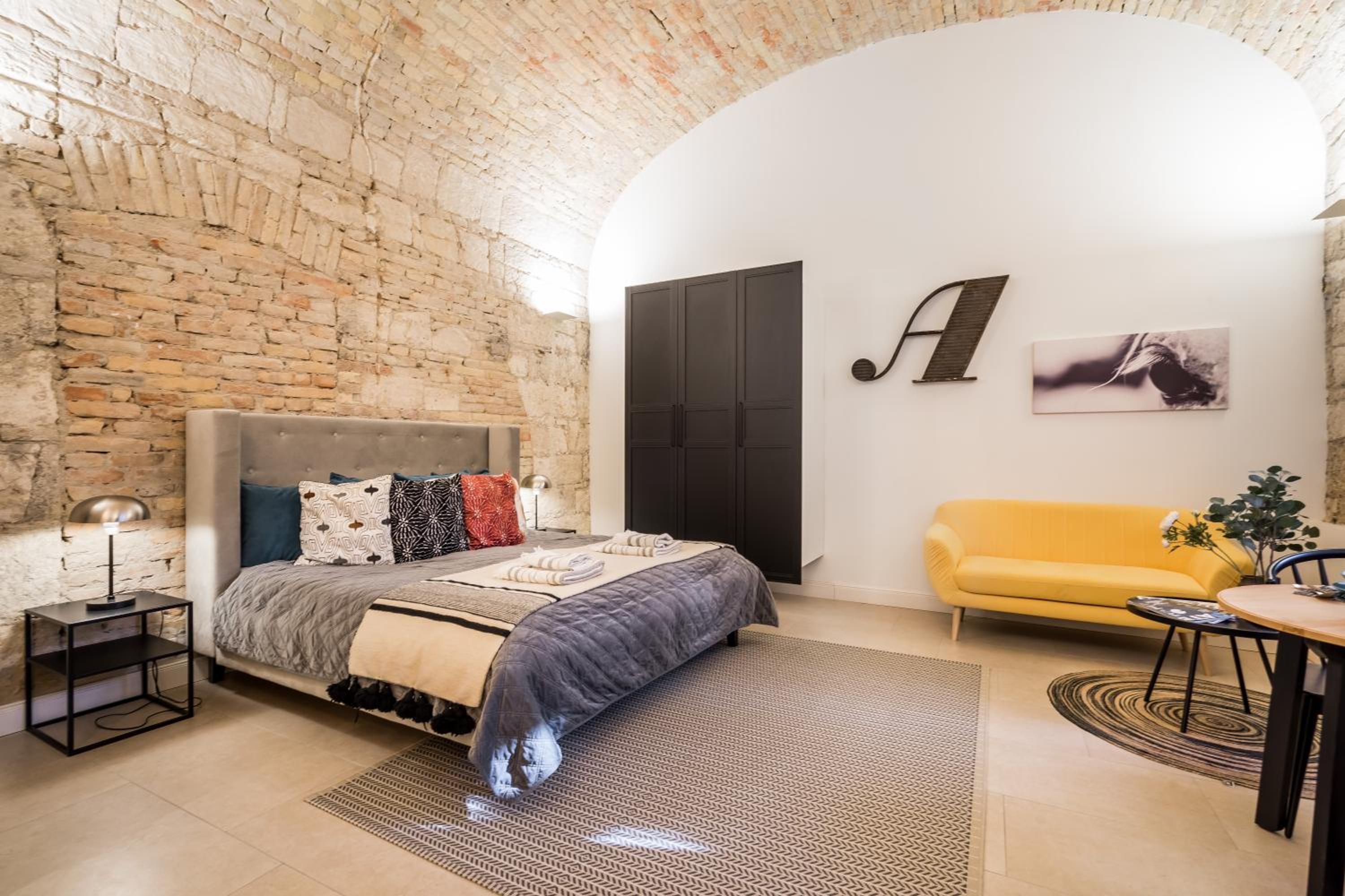 Enjoy industrial luxury close to Basilica - Photo 1