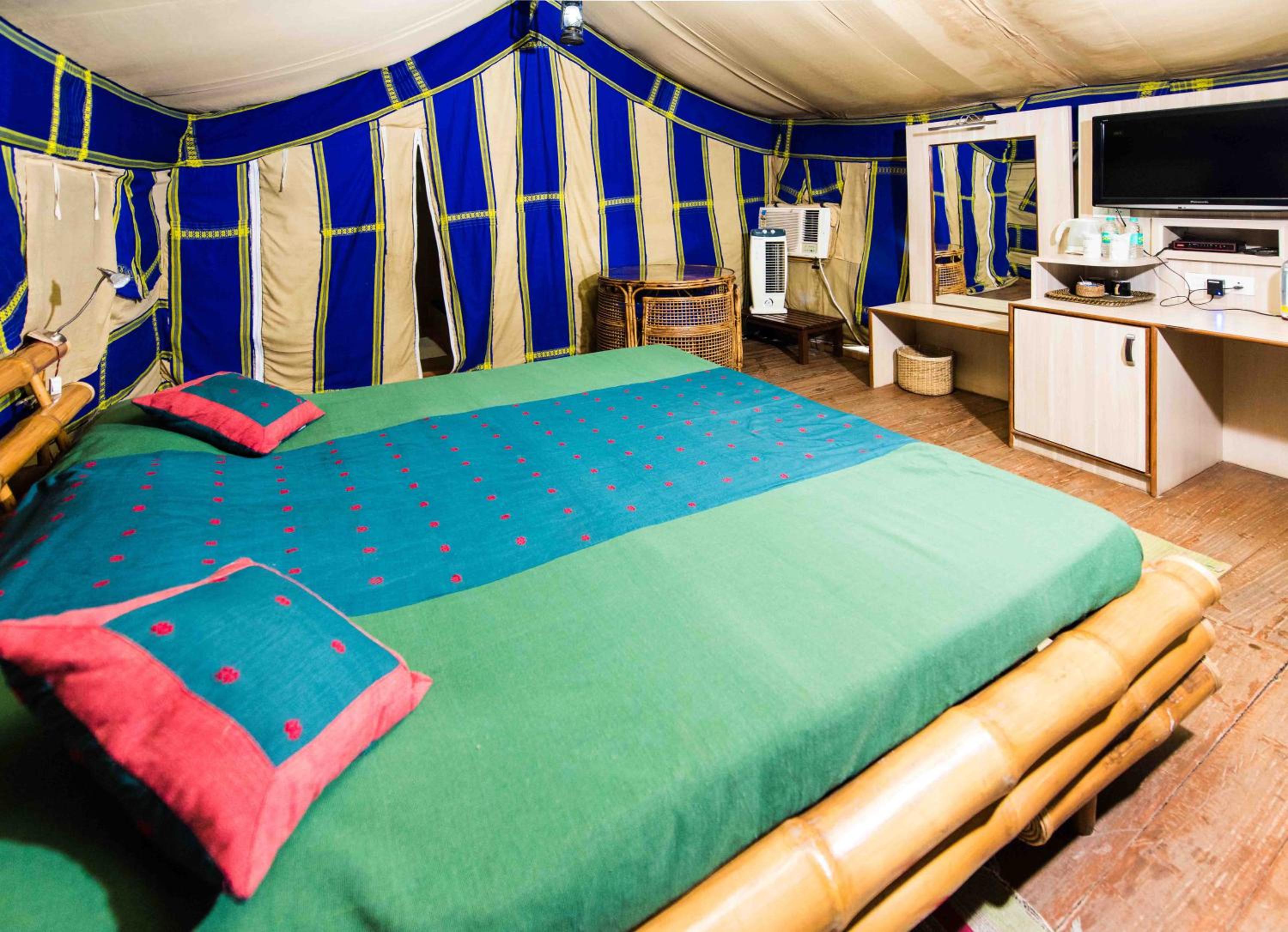 Deluxe Double Room (2 Adults + 1 Child) - Photo 1