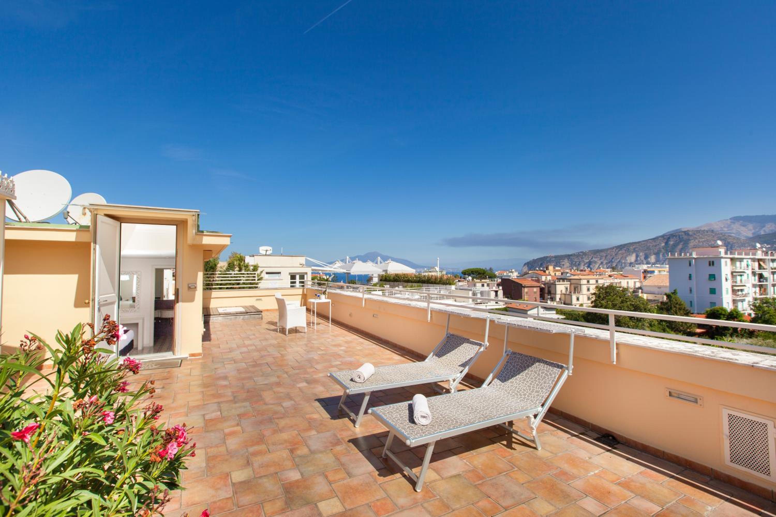 Double Room with Terrace thumbnail 5