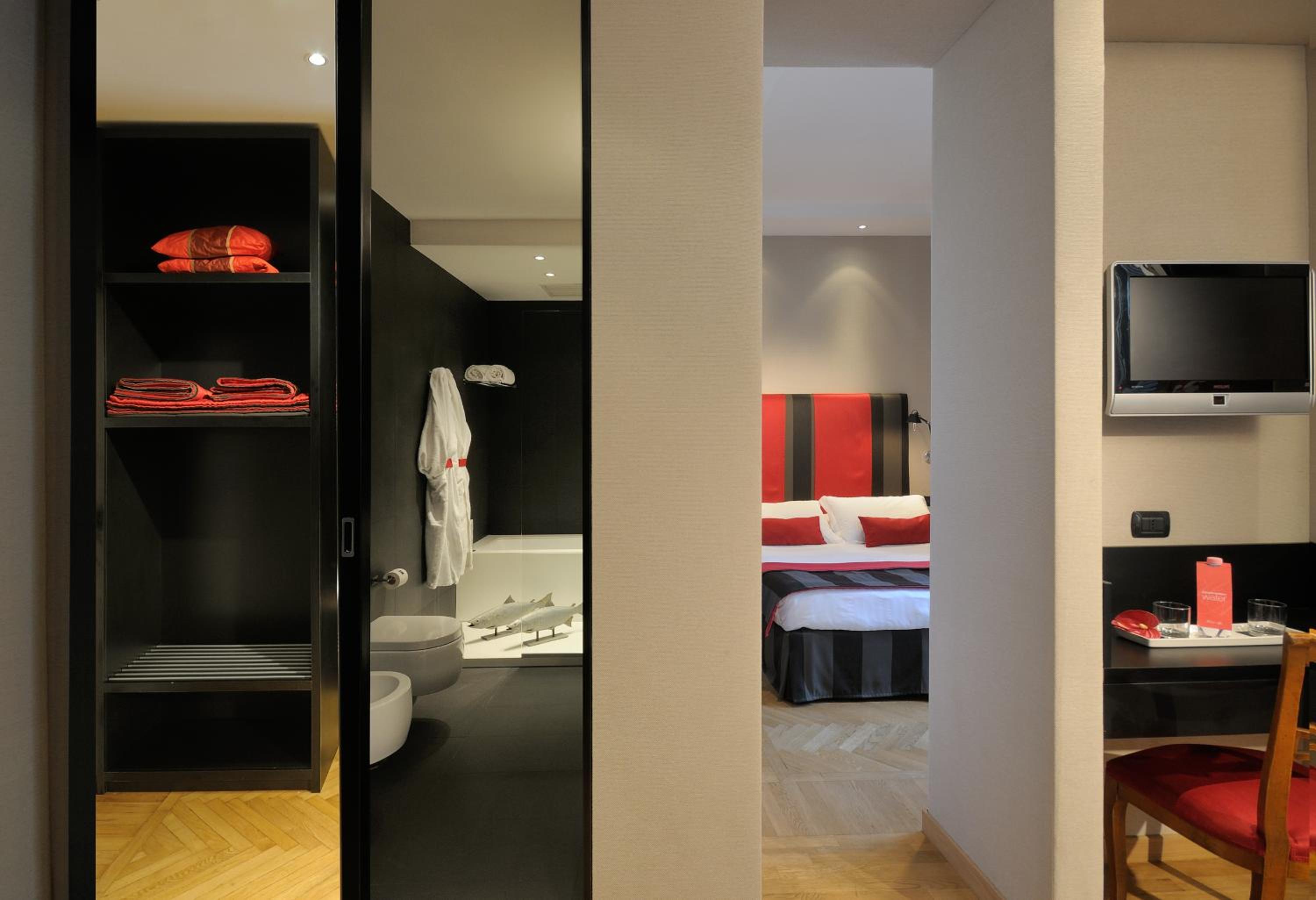 Deluxe Double Room thumbnail 5