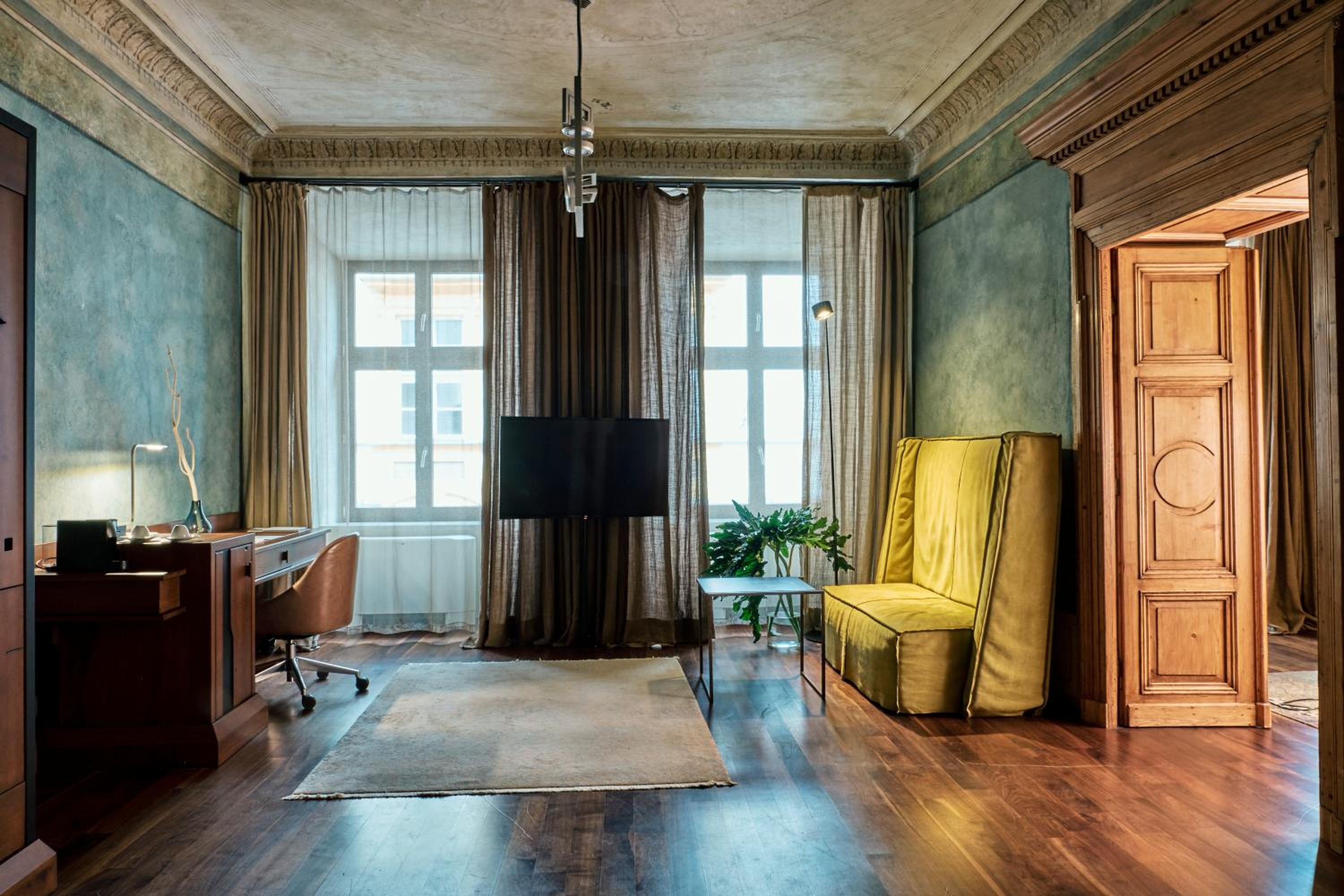 Luxury Suite - Photo 7