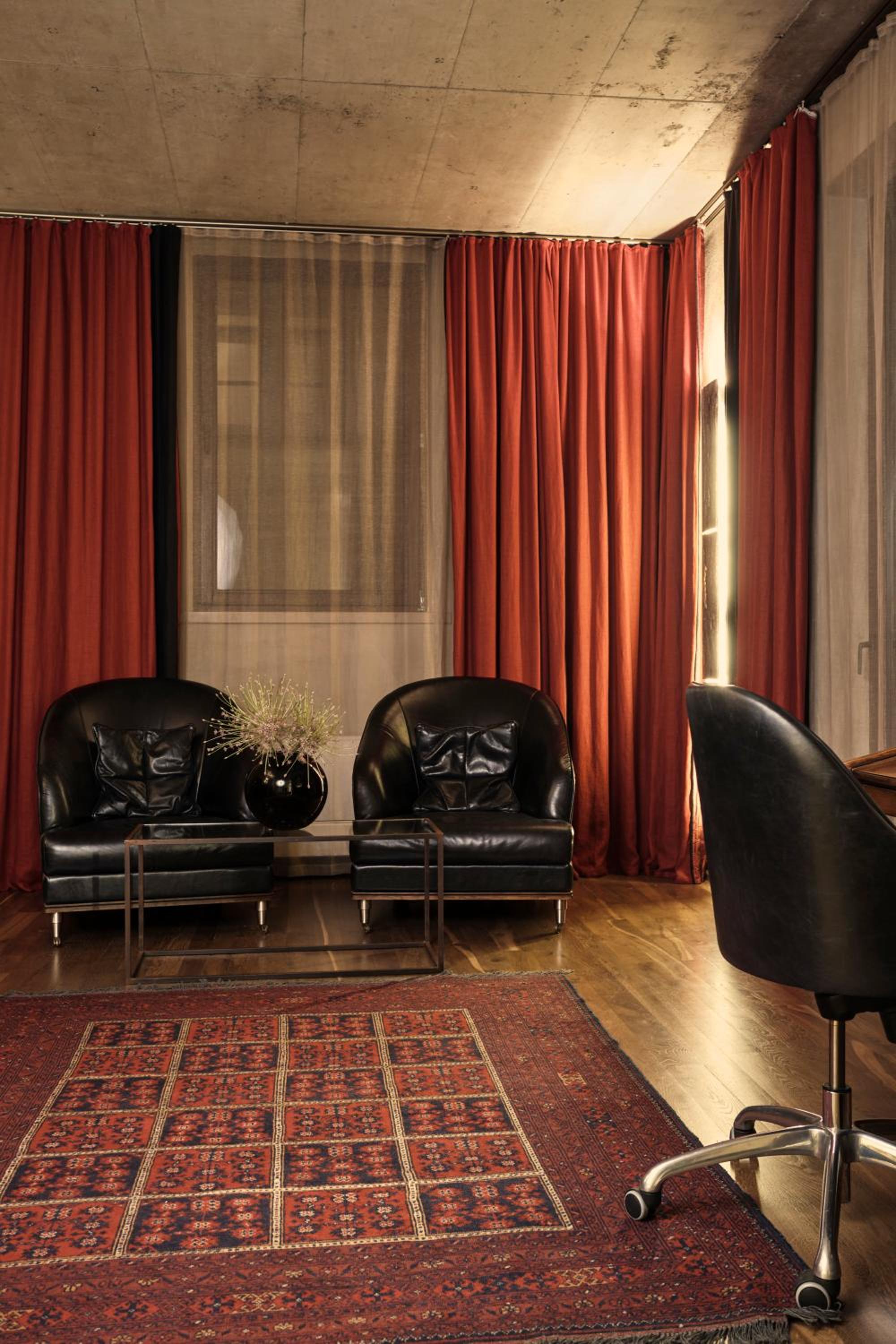 Suite - Photo 1
