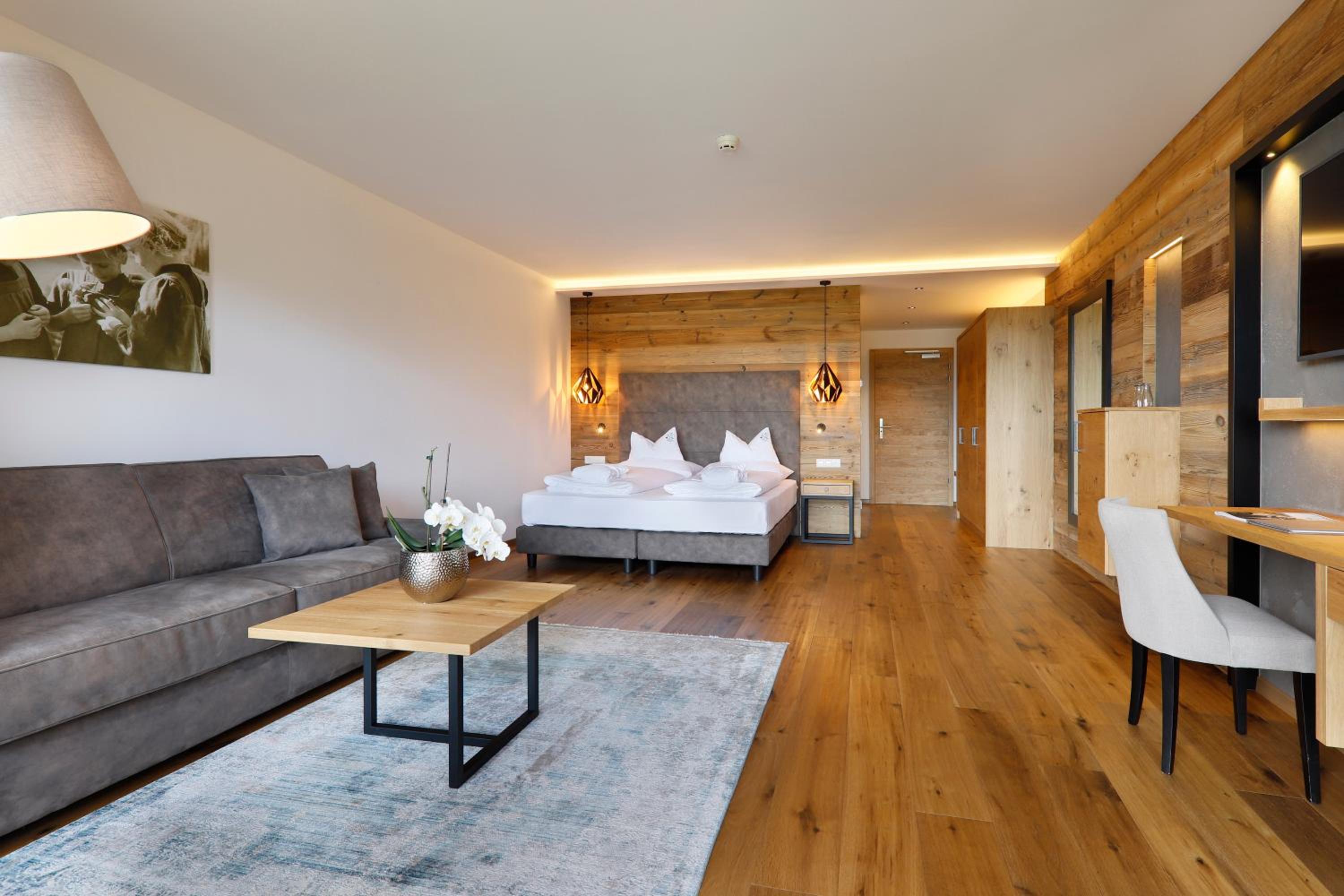 Family Room with Mountain View - Photo 1