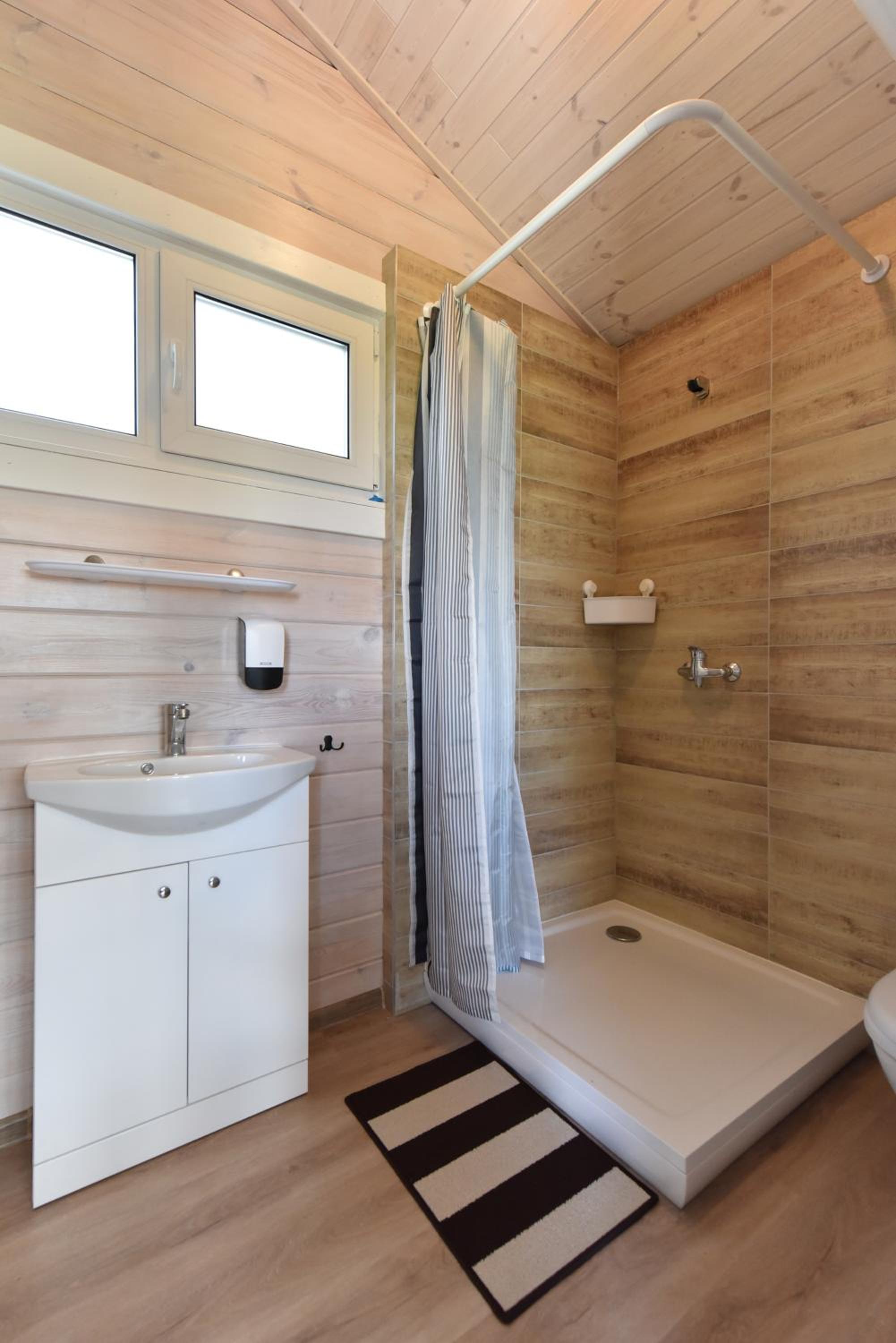 One-Bedroom House - Photo 6