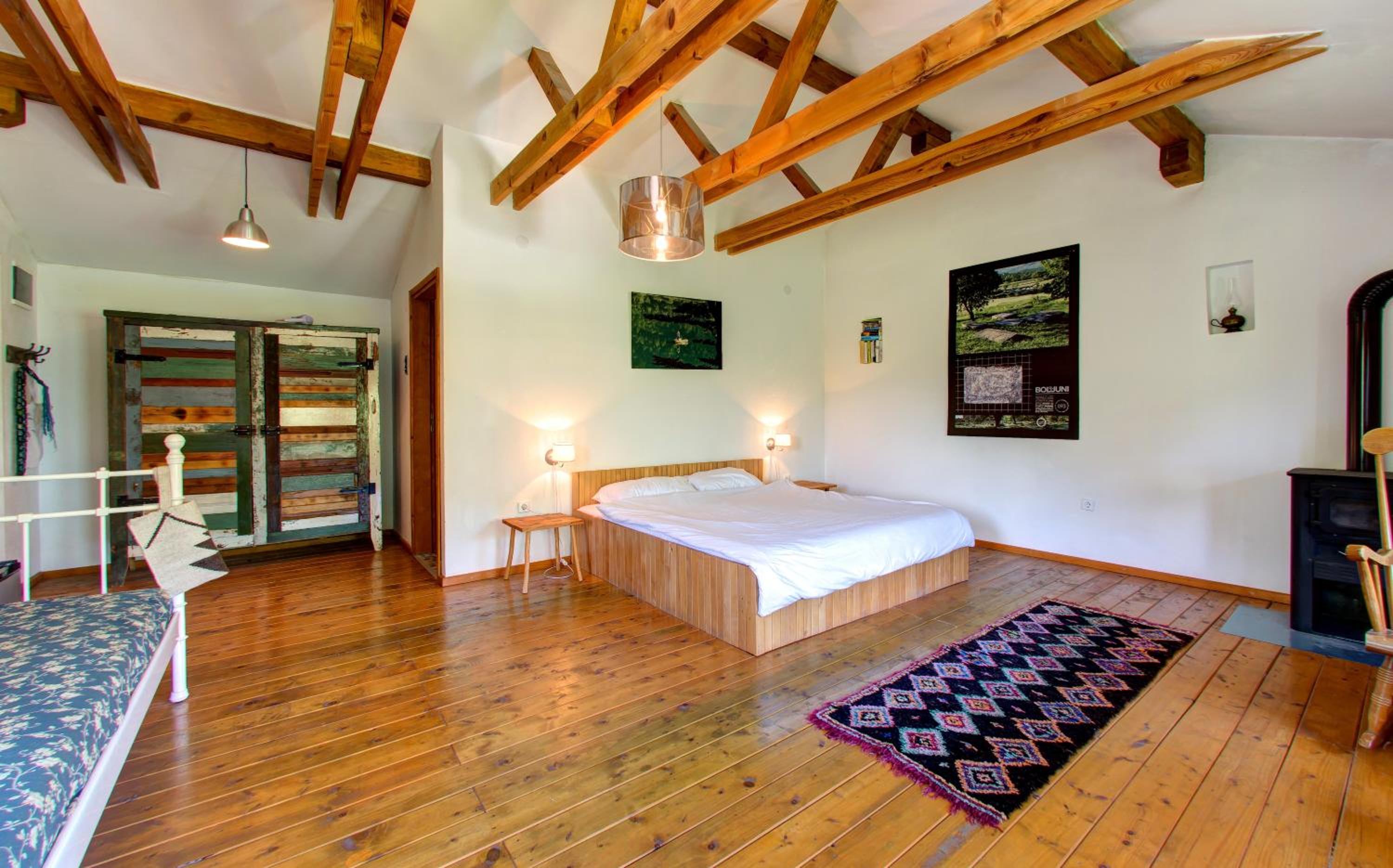 One-Bedroom Apartment with Lake View