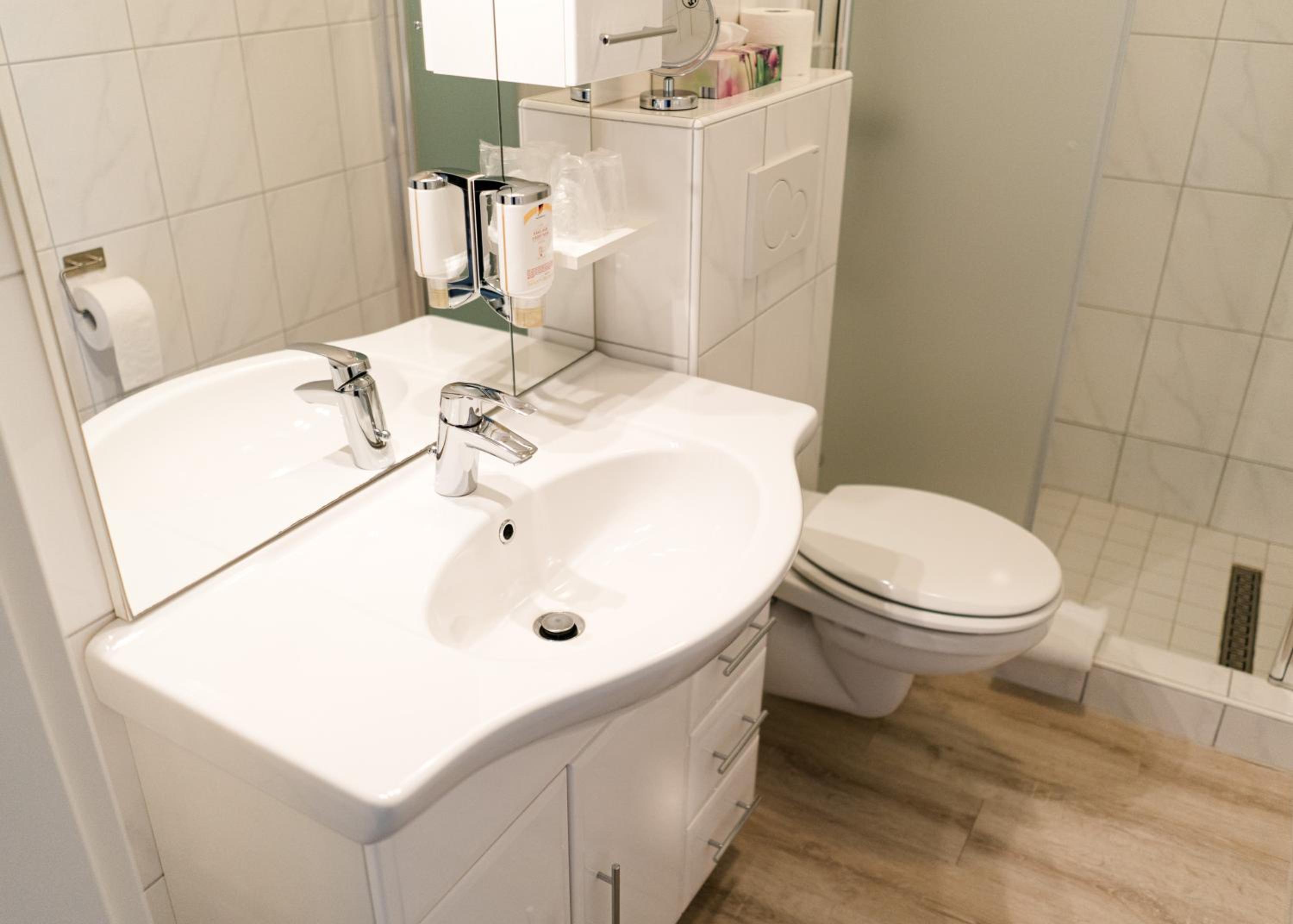 Single Room with Bathroom photo 2