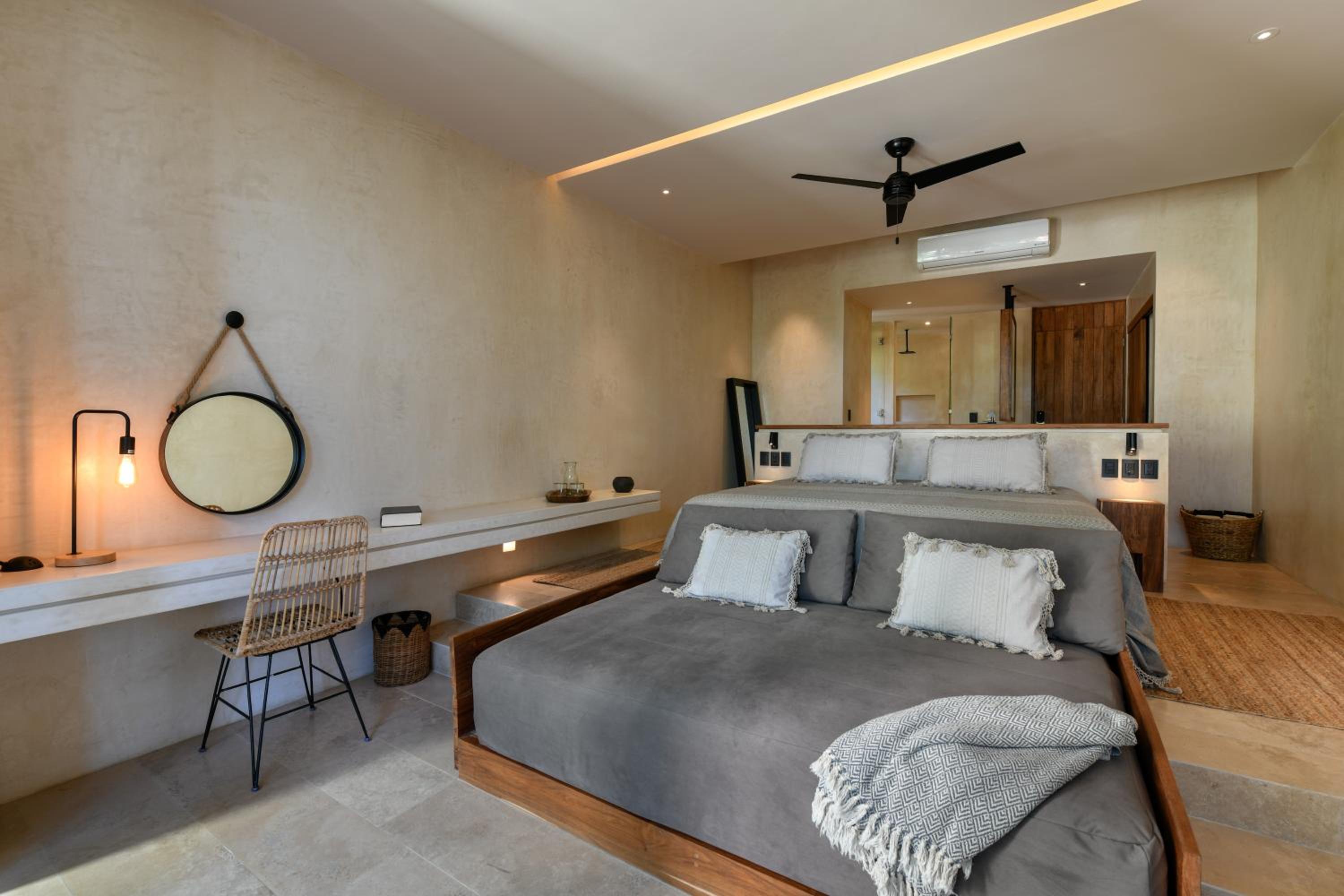 King Suite with Balcony and Garden View - Photo 8