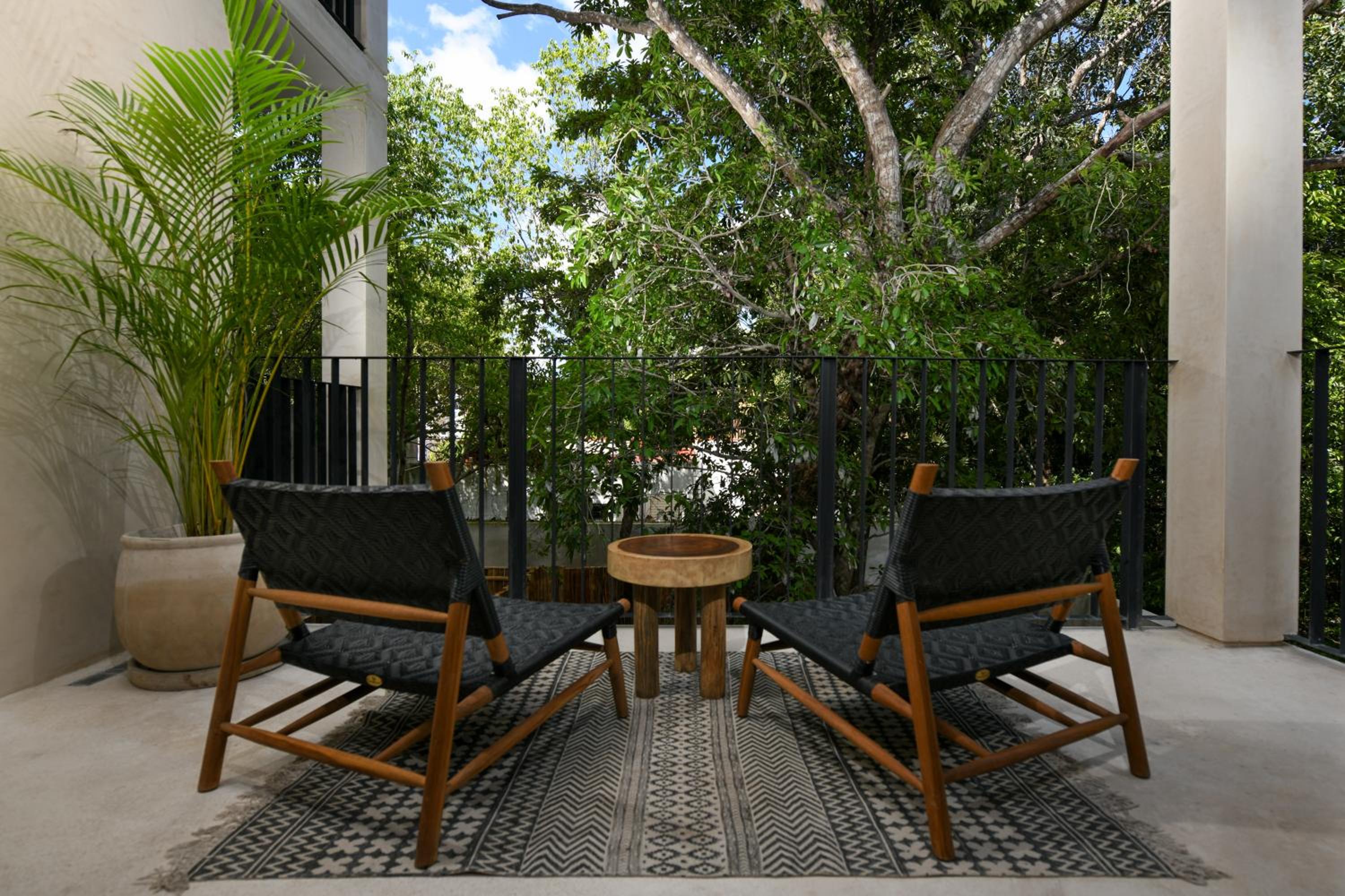 King Suite with Balcony and Garden View - Photo 10