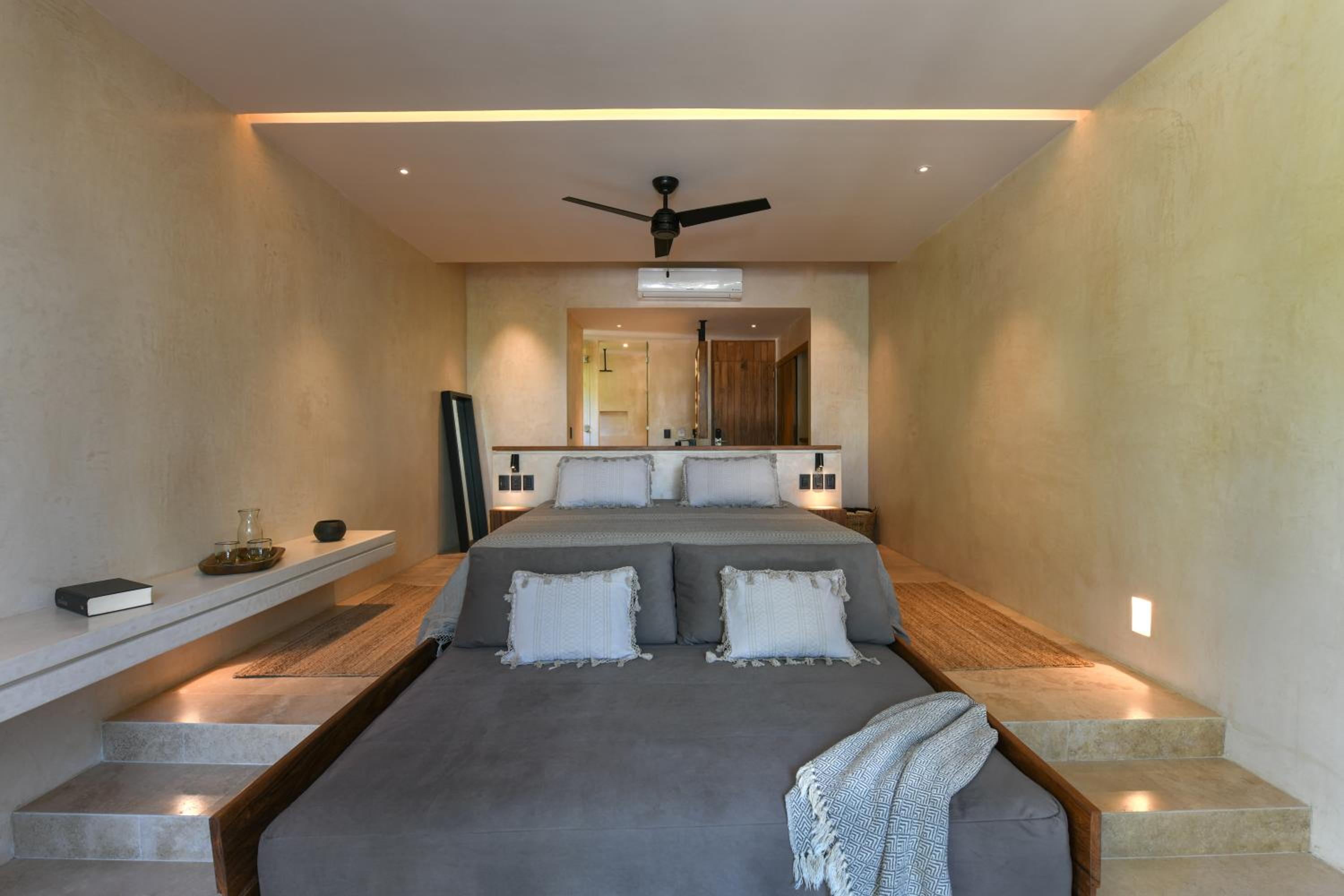 King Suite with Balcony and Garden View - Photo 3