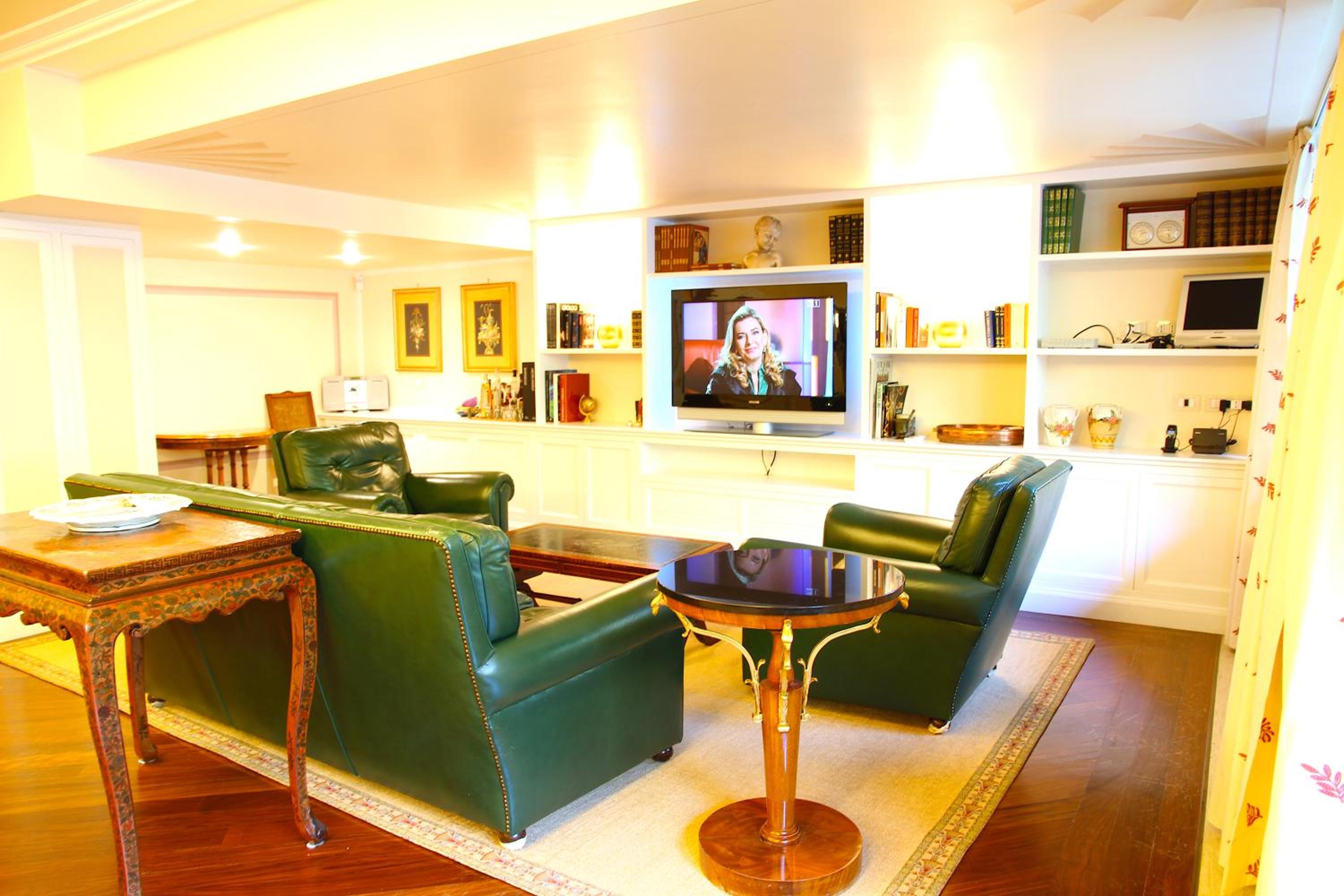 Ten-Bedroom Villa photo 1