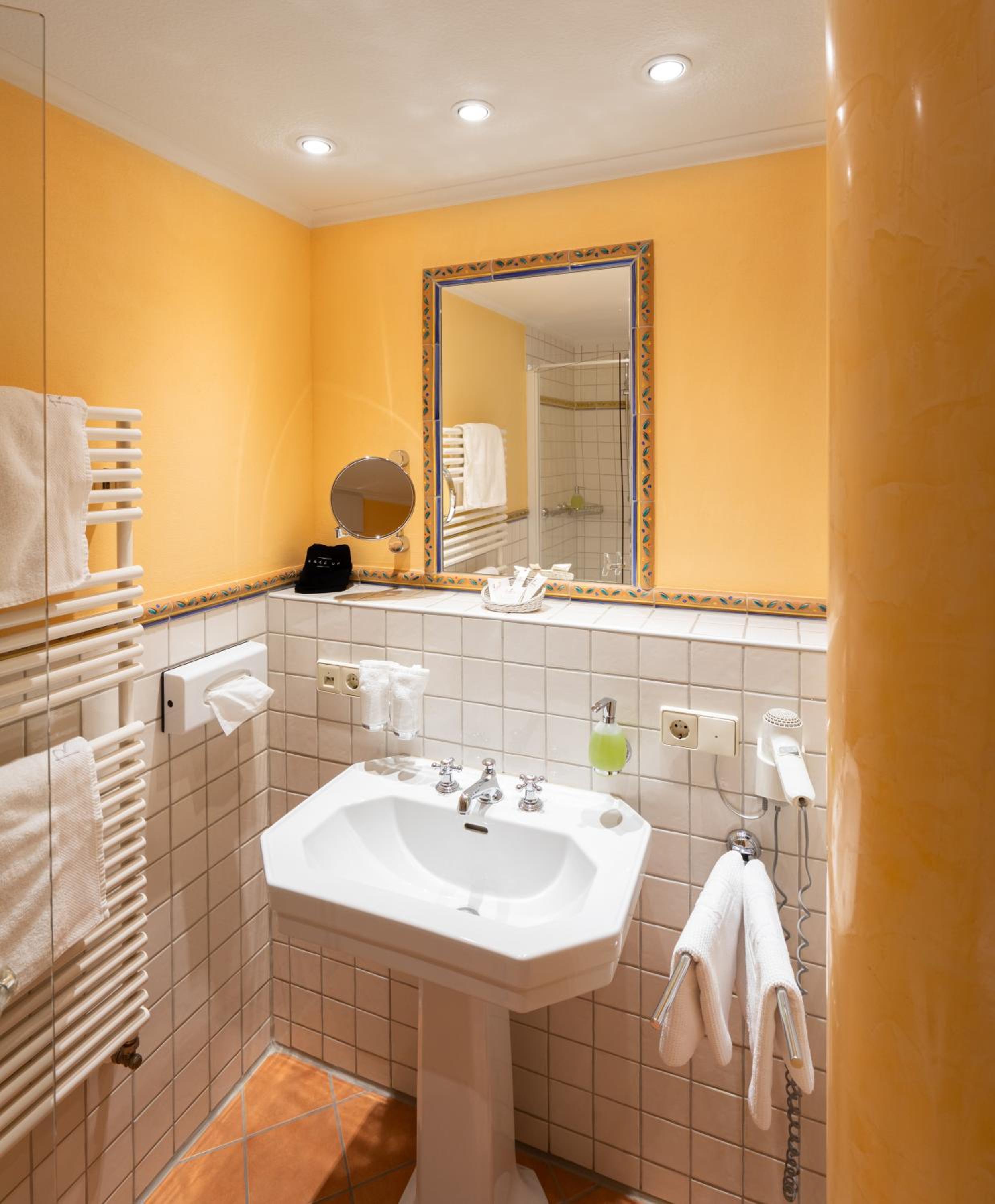 Double Room Premium on Ground Floor and Street Side - No Lake View - Photo 3