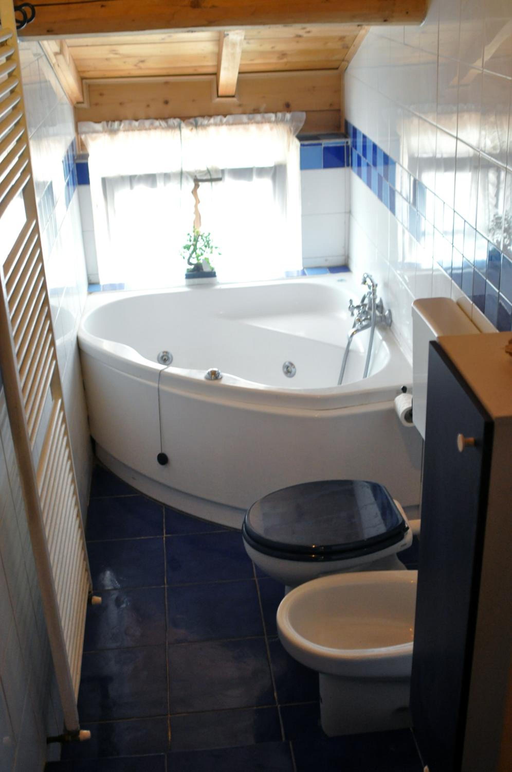 King Suite with Spa Bath - Photo 3