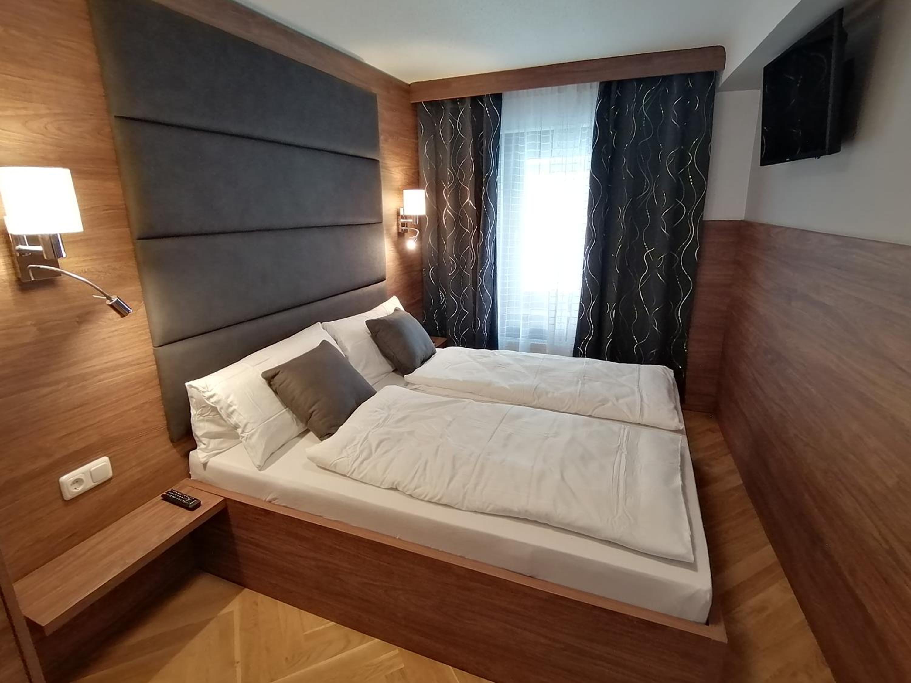 One-Bedroom Apartment with Courtyard View  photo 2