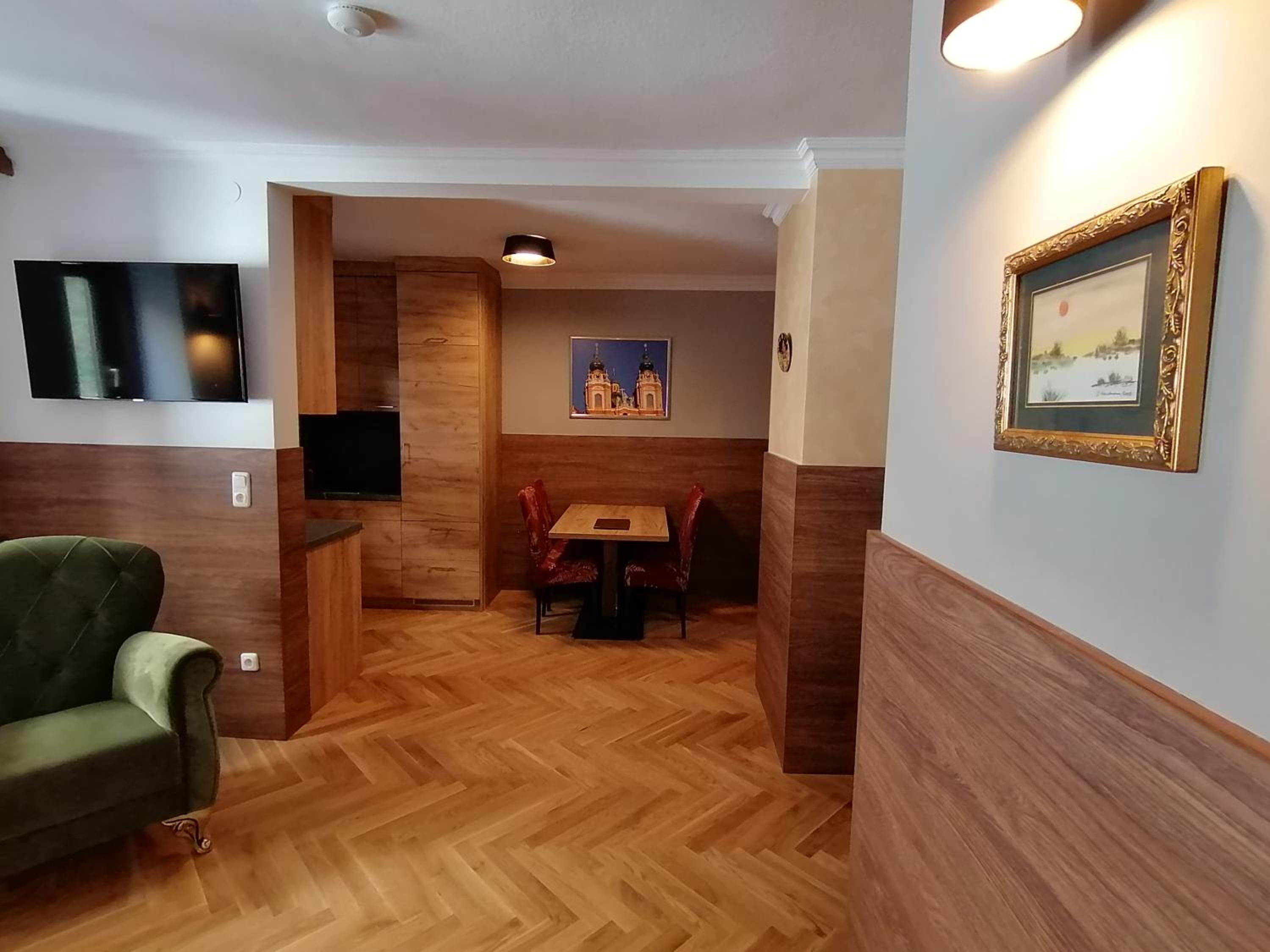 One-Bedroom Apartment with Courtyard View  photo 3