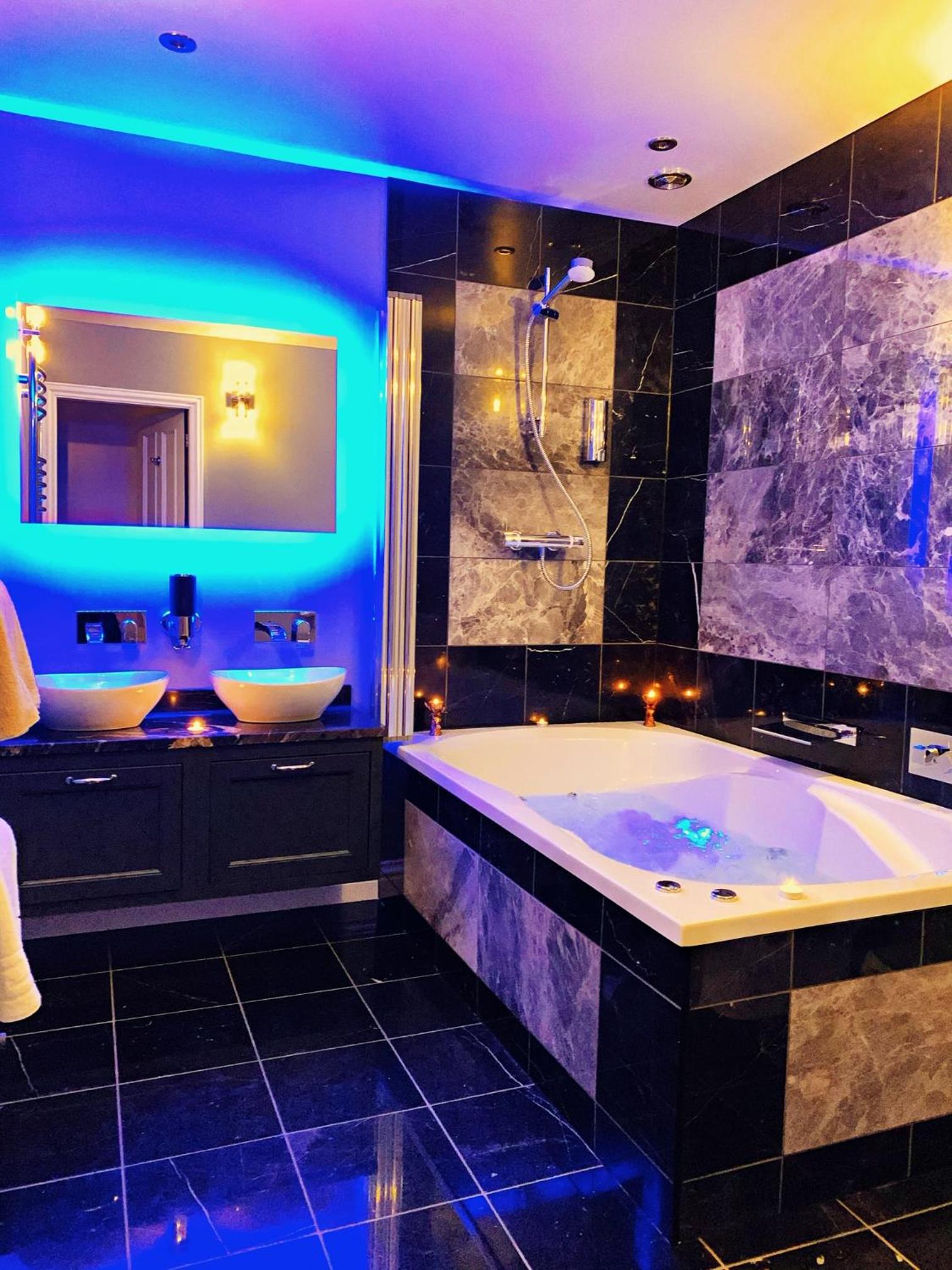 Deluxe King Room with Jacuzzi Bath - Photo 2