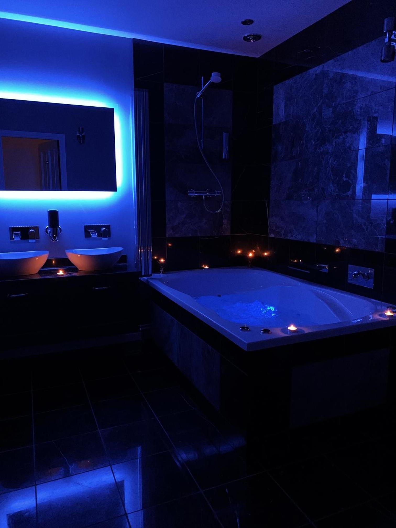 Deluxe King Room with Jacuzzi Bath - Photo 5