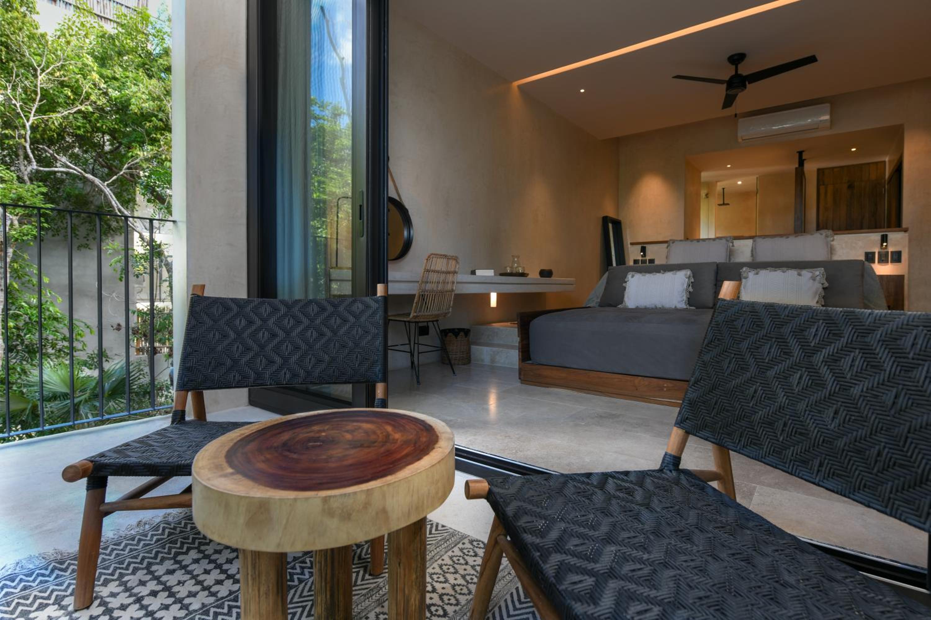 King Suite with Balcony and Garden View - Photo 12