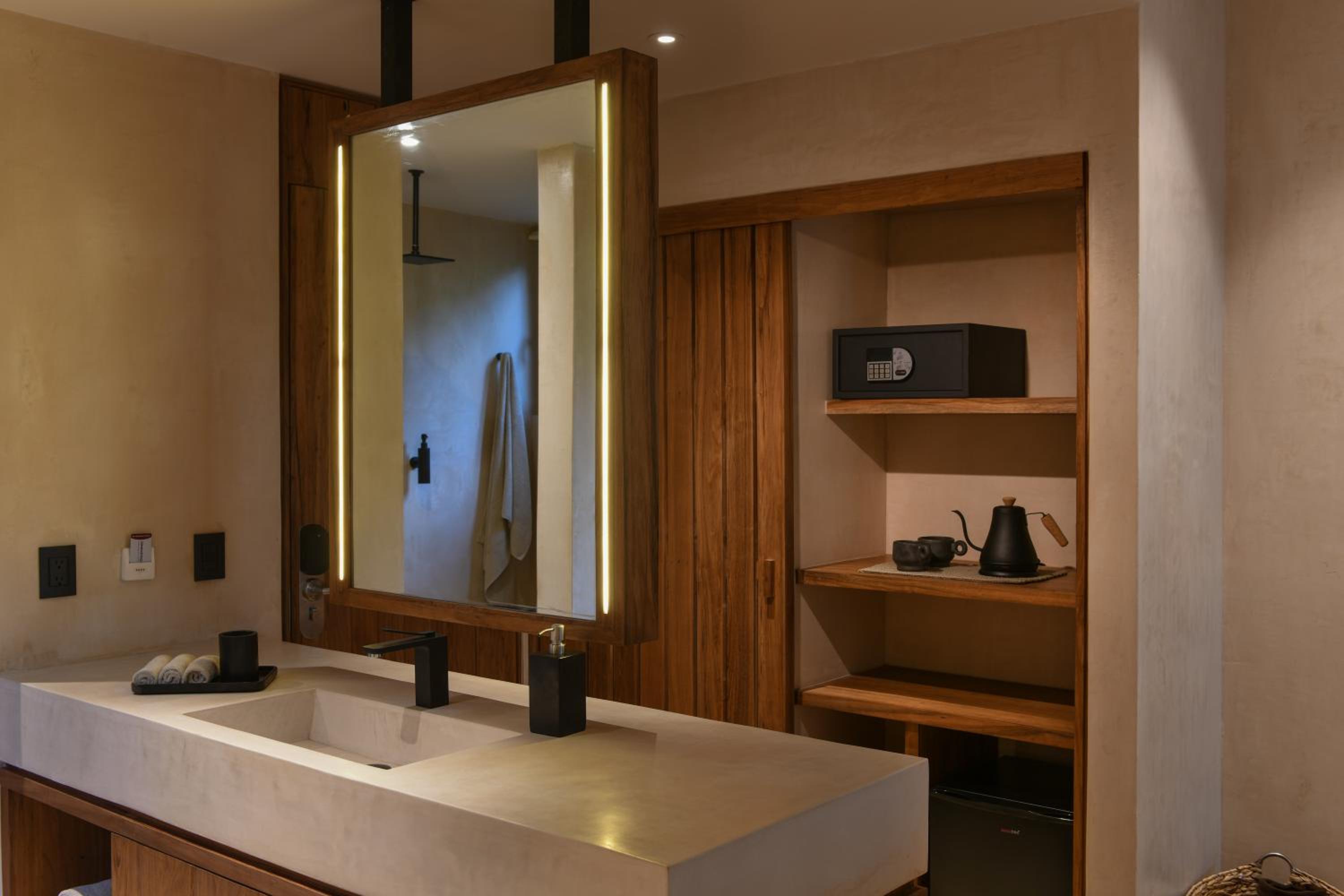 King Suite with Balcony and Garden View - Photo 11
