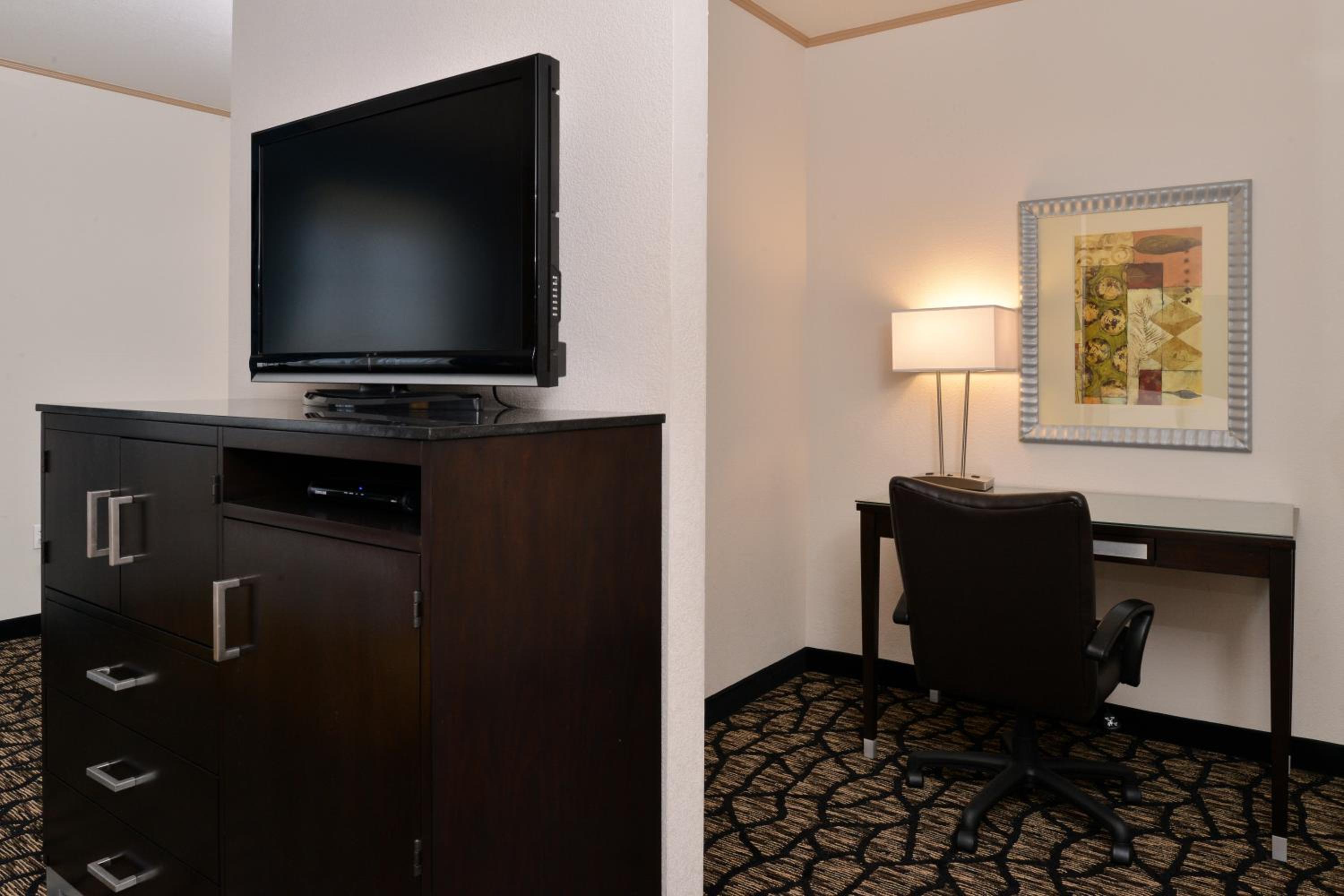 Suite - Non-Smoking - Photo 5