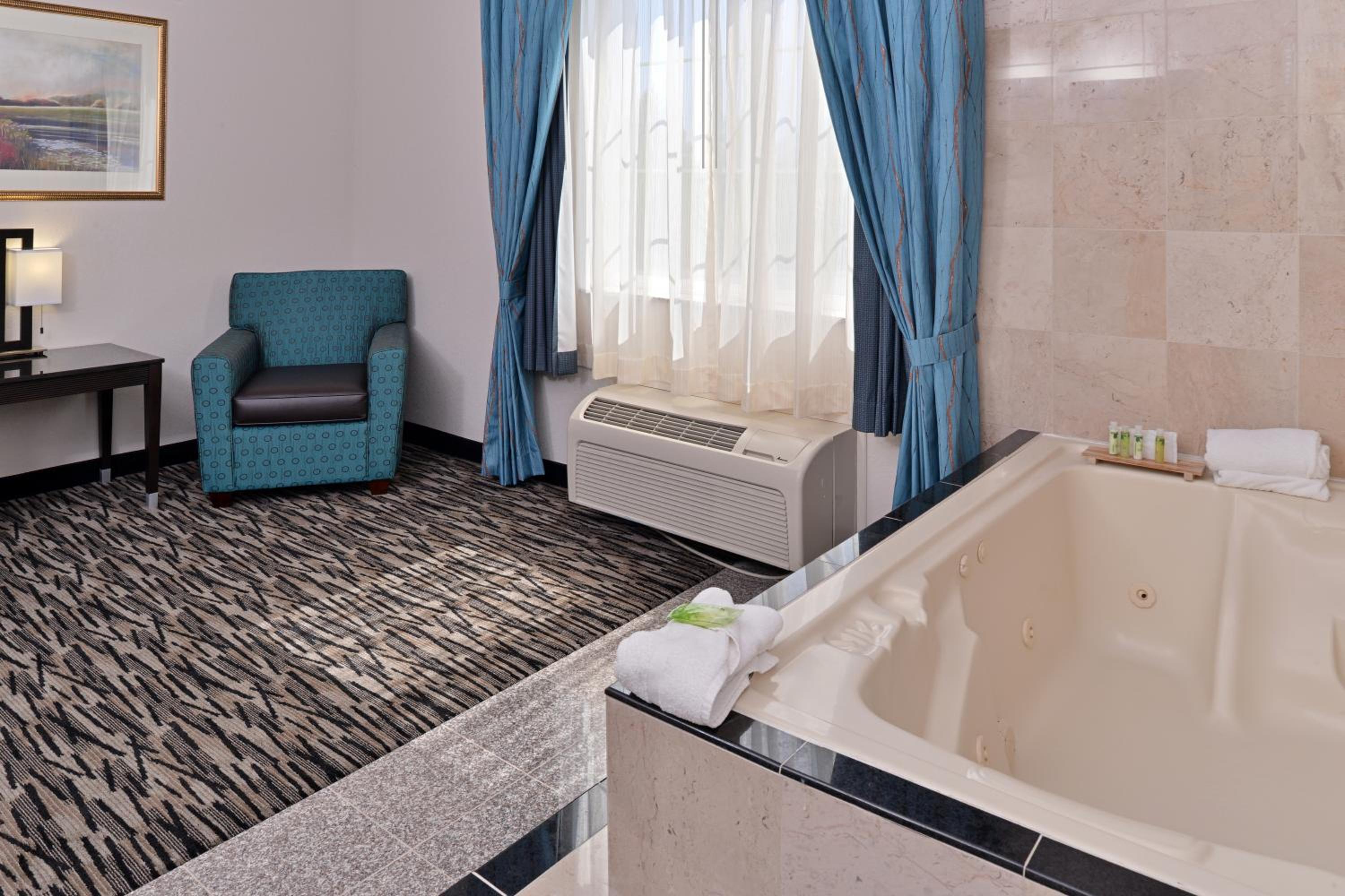 Suite - Non-Smoking - Photo 1