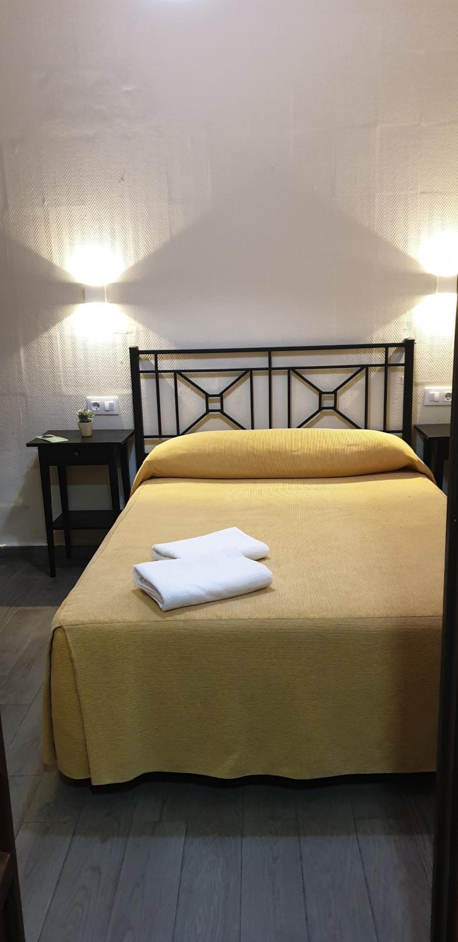 Double Room with Private Bathroom - Photo 11