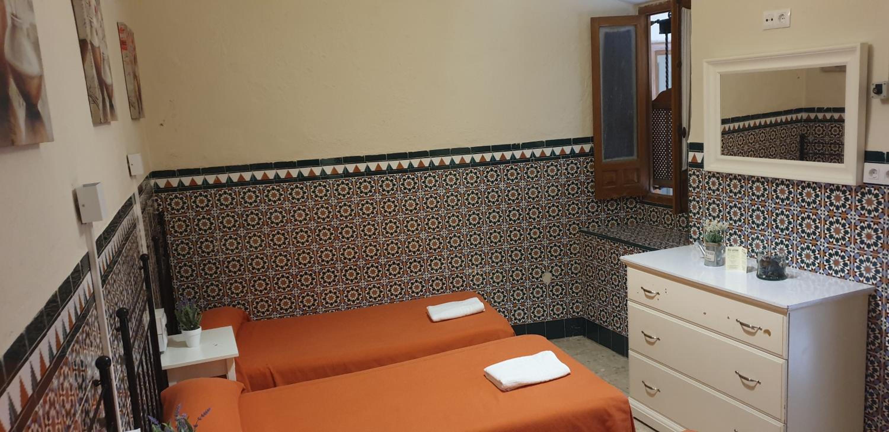 Triple Room with Private Bathroom - Photo 3