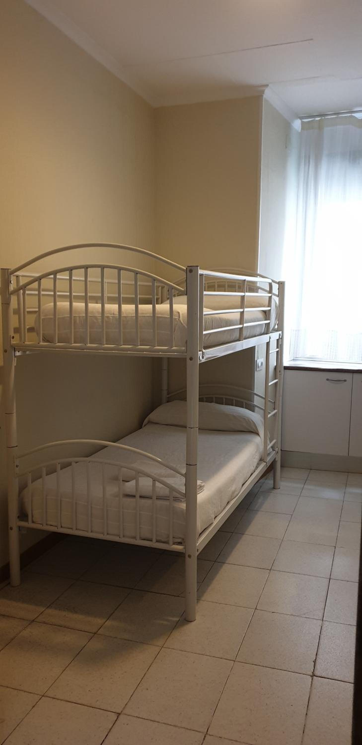 Habitación Doble con litera y baño compartido