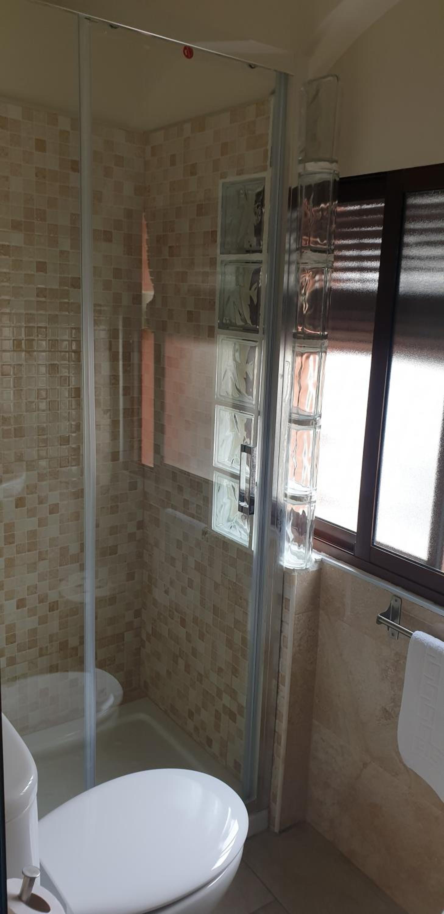 Double Room with Private Bathroom - Photo 2