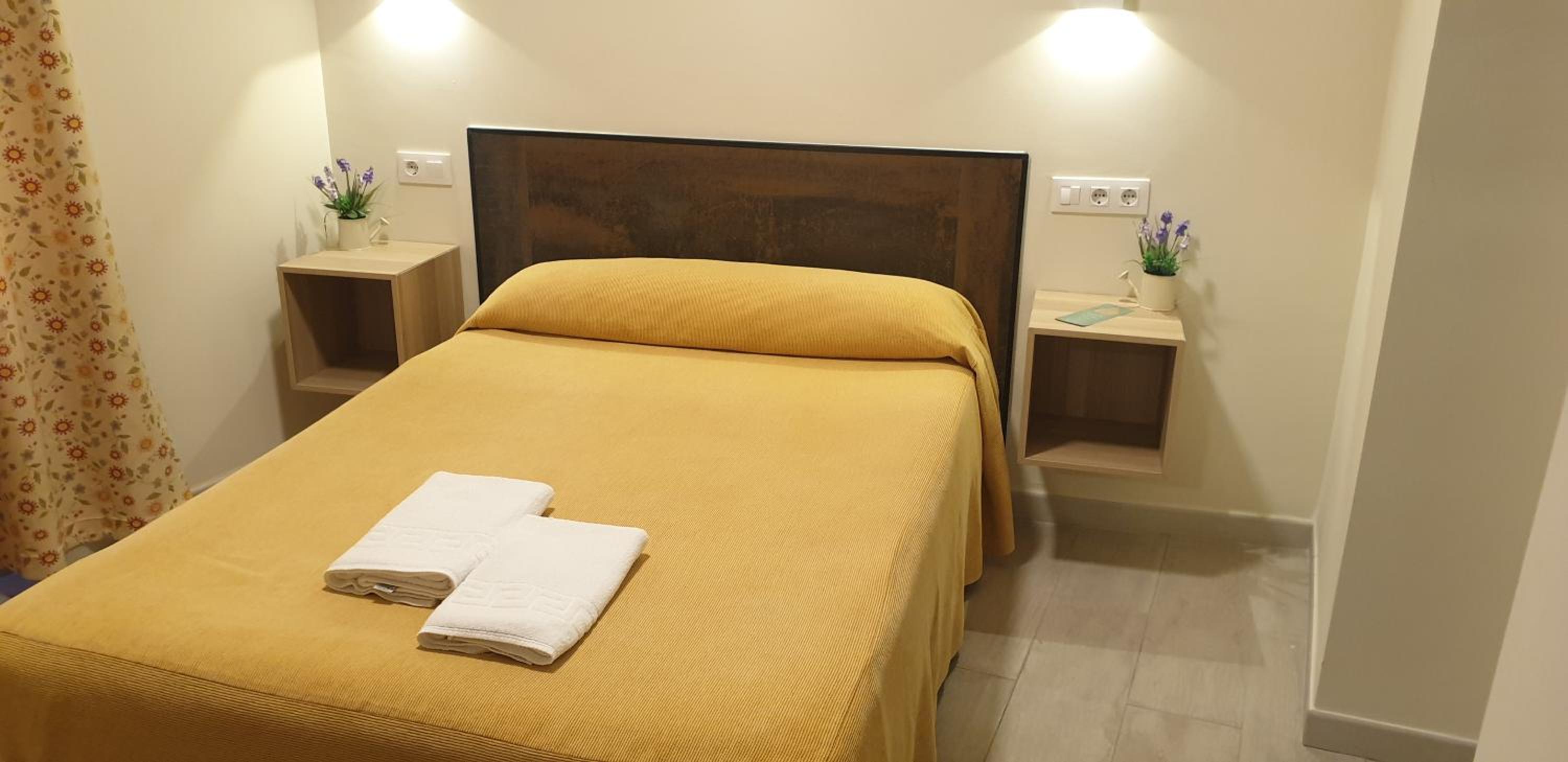 Double Room with Private Bathroom - Photo 6