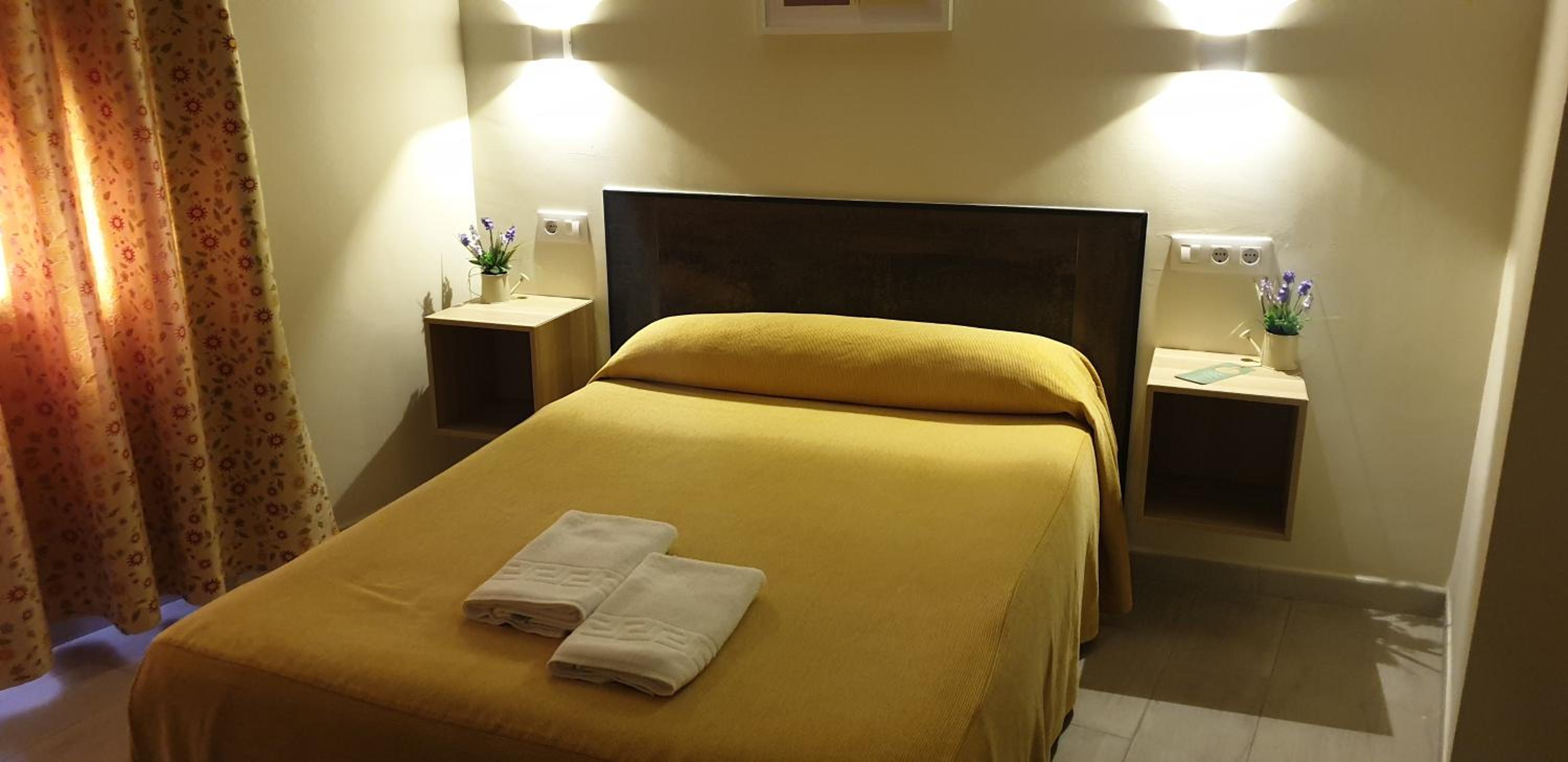 Double Room with Private Bathroom - Photo 8