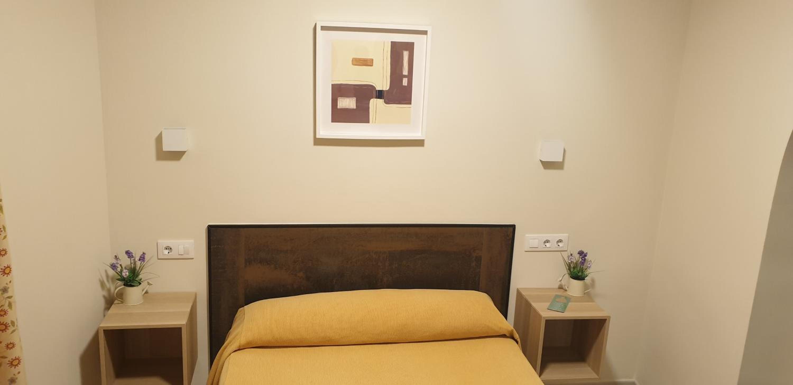 Double Room with Private Bathroom - Photo 9