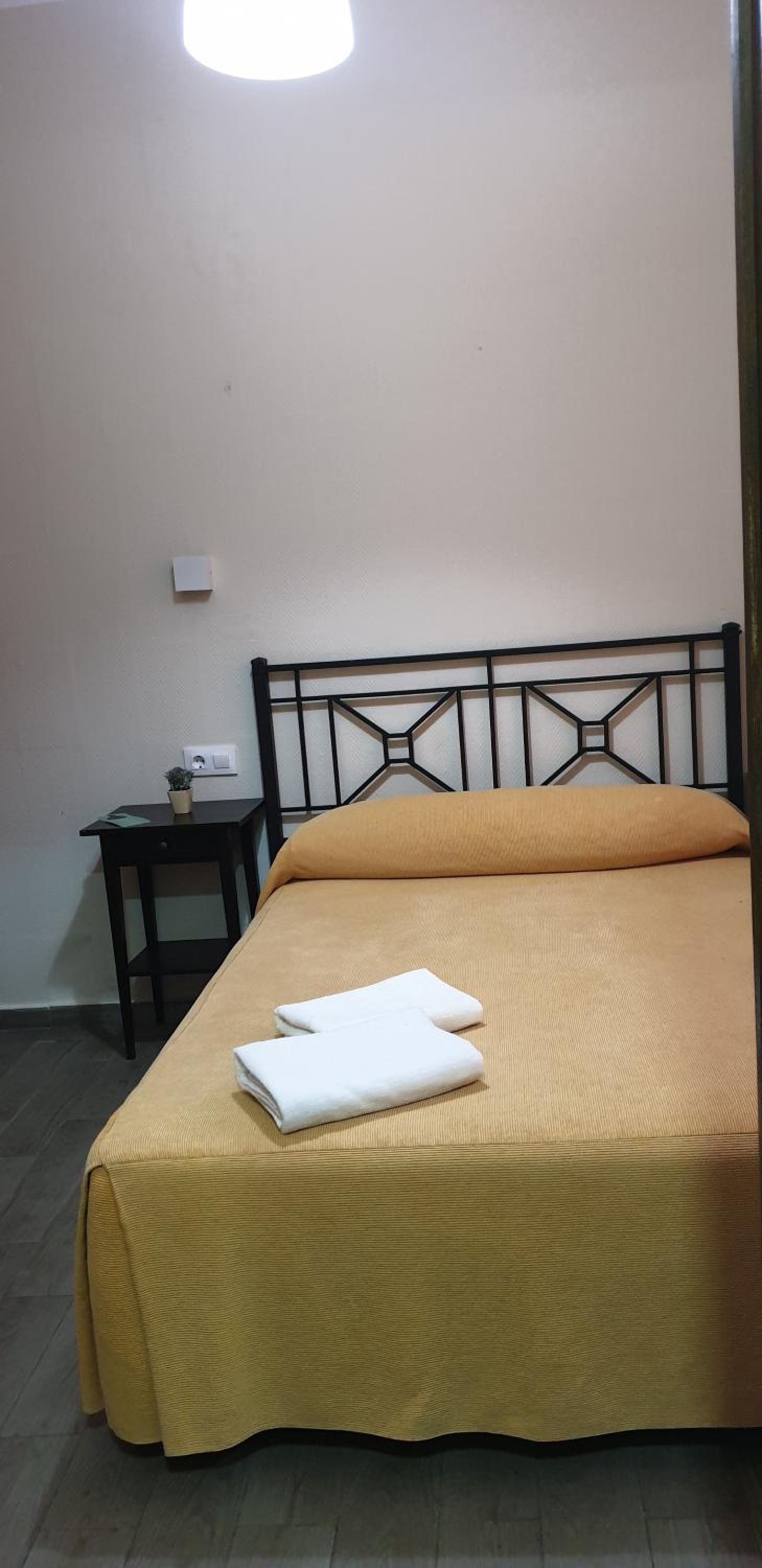 Double Room with Private Bathroom - Photo 10
