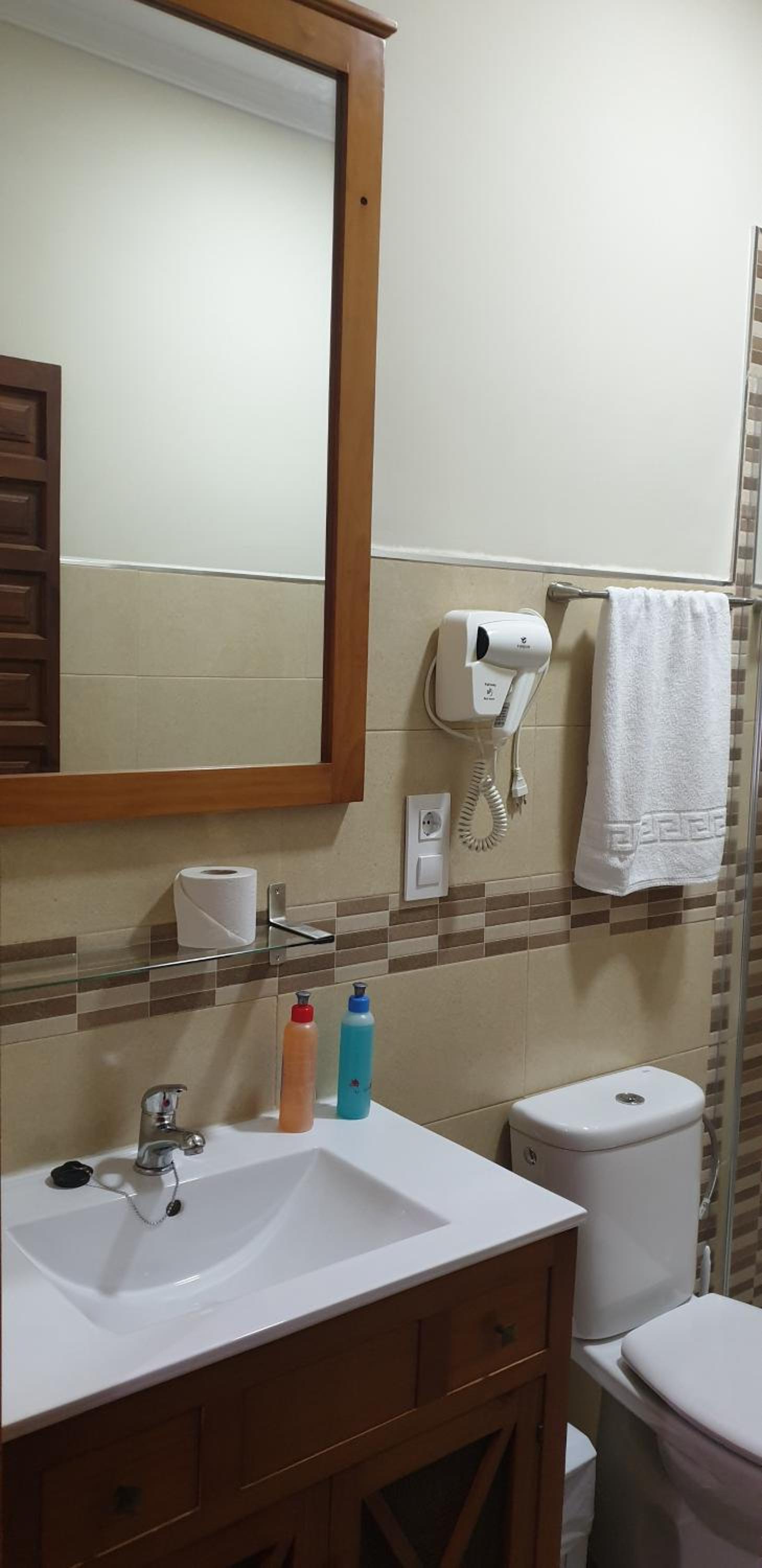 Double Room with Private Bathroom - Photo 13
