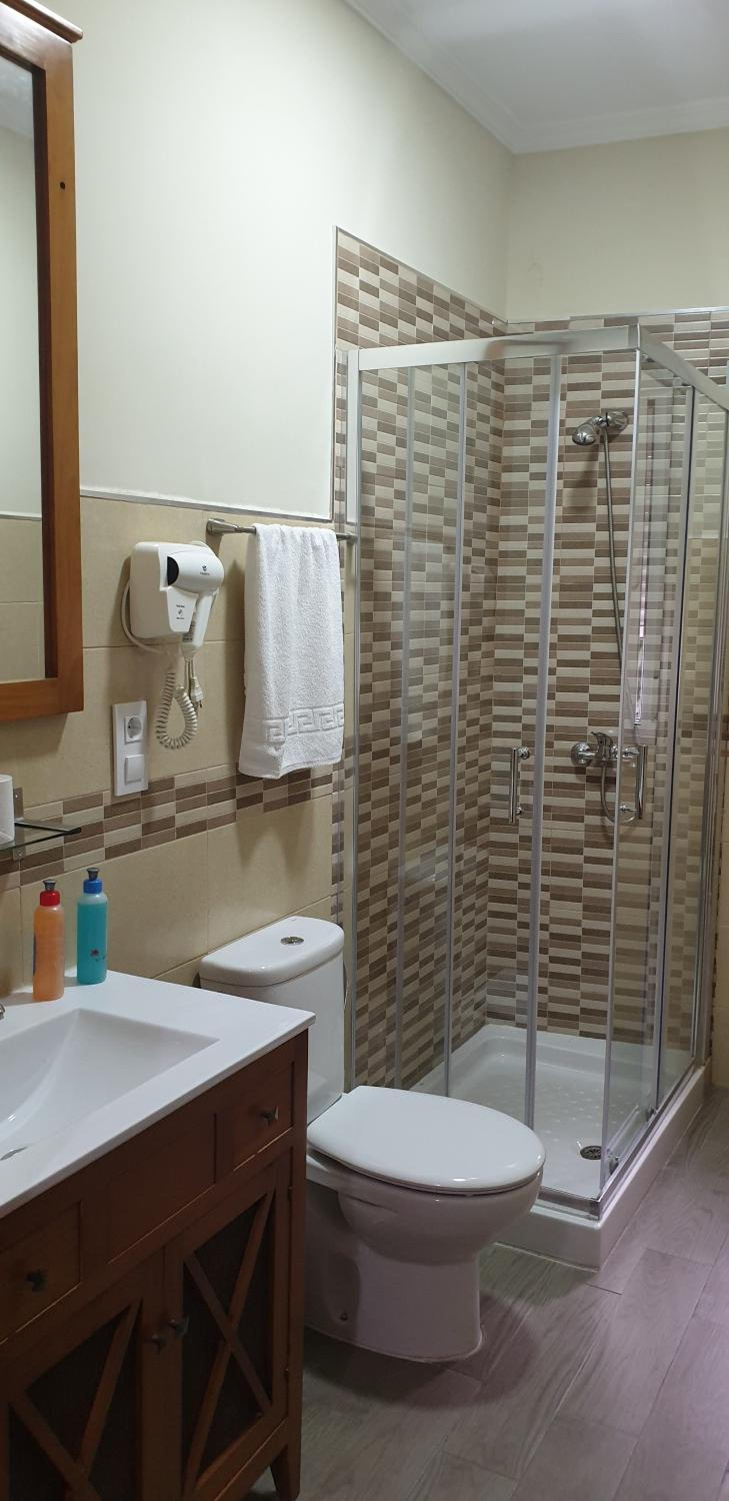 Double Room with Private Bathroom - Photo 14