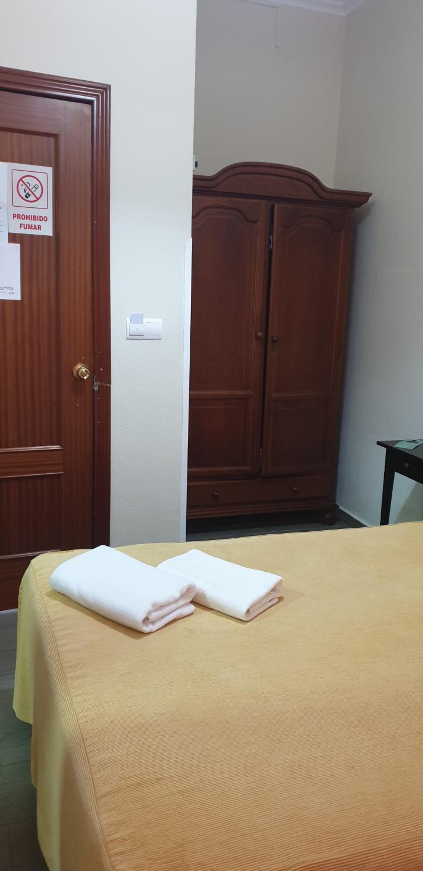Double Room with Private Bathroom - Photo 12
