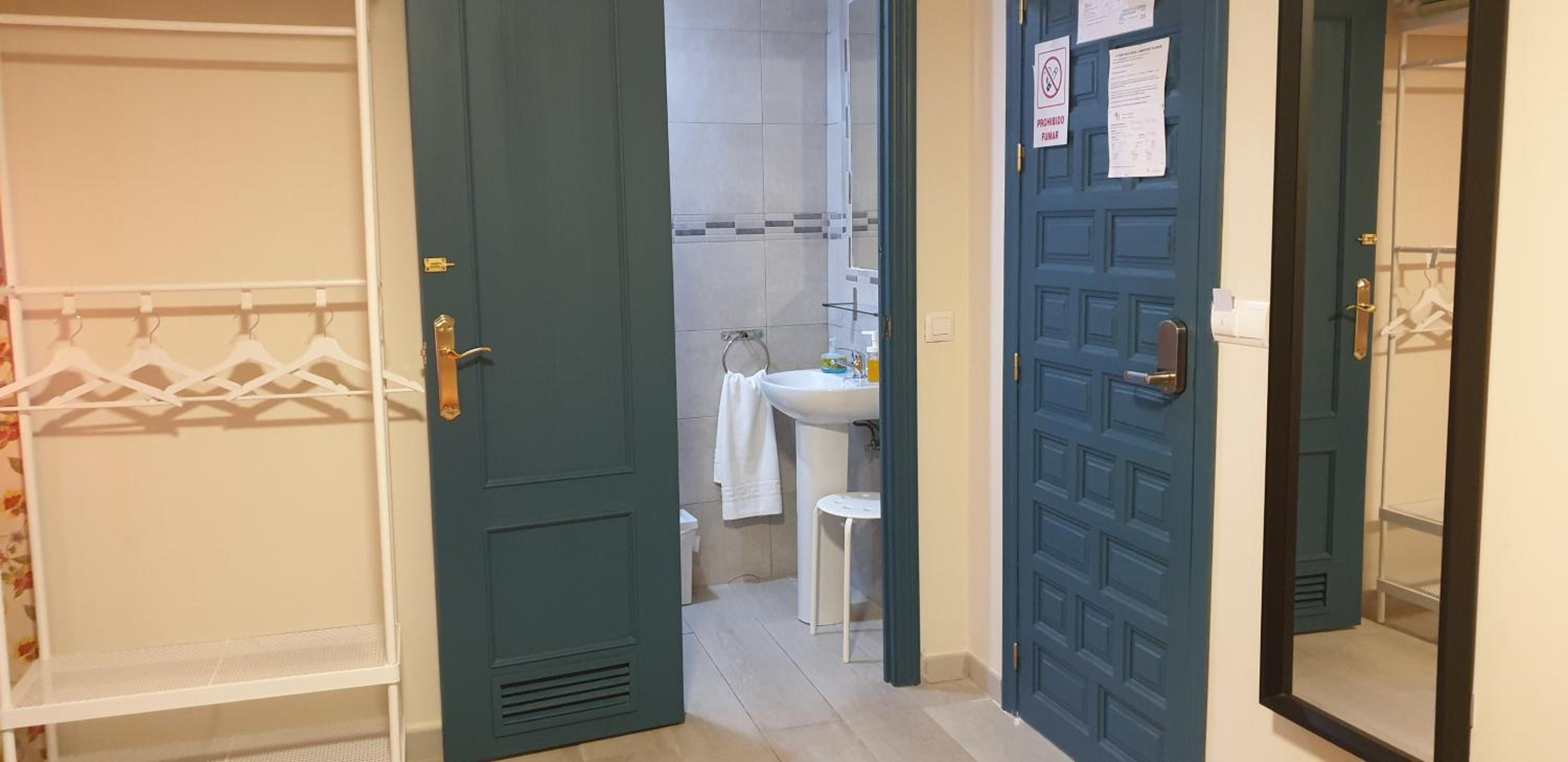 Twin Room with Private Bathroom - Photo 5