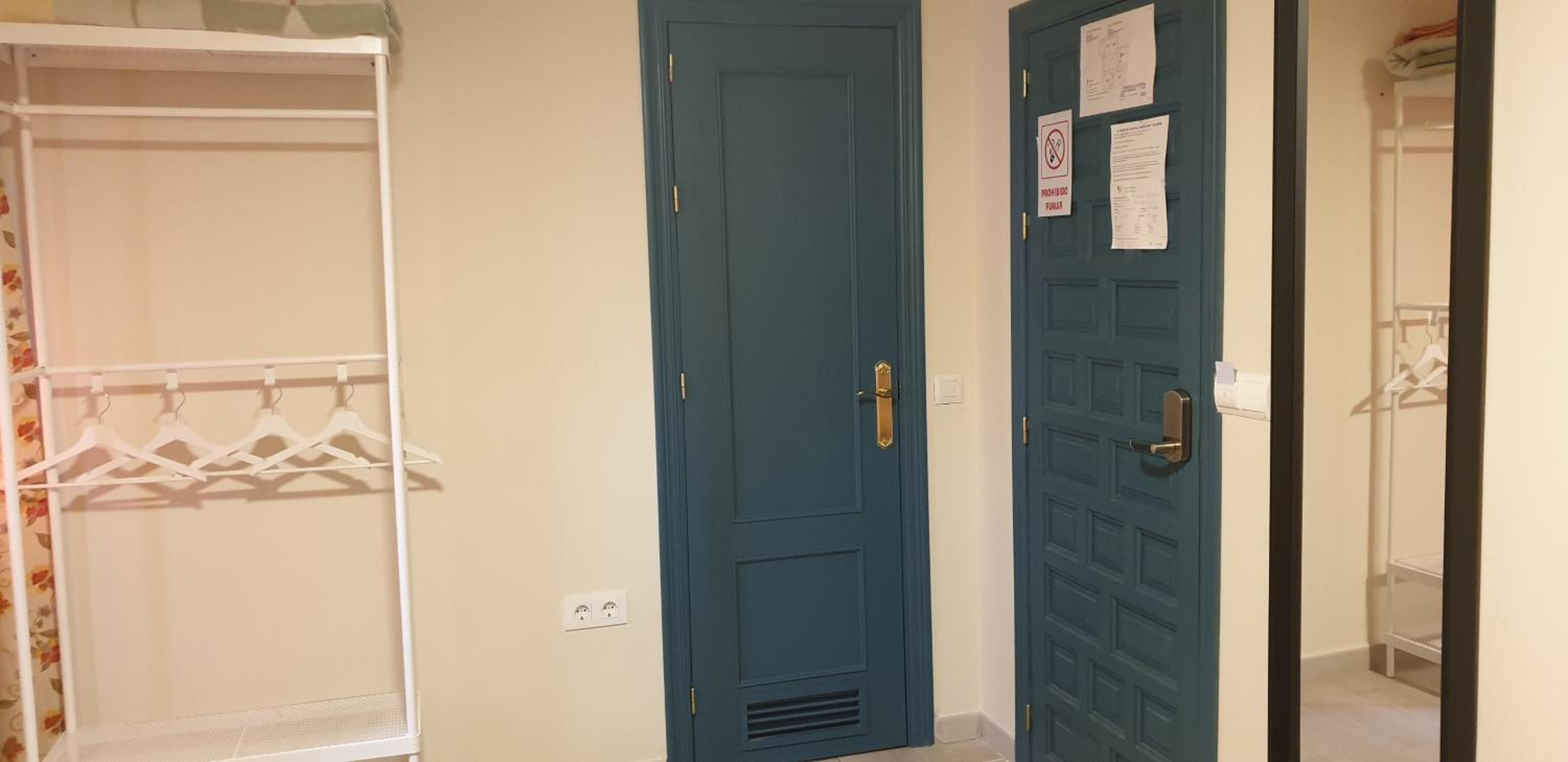 Twin Room with Private Bathroom - Photo 2