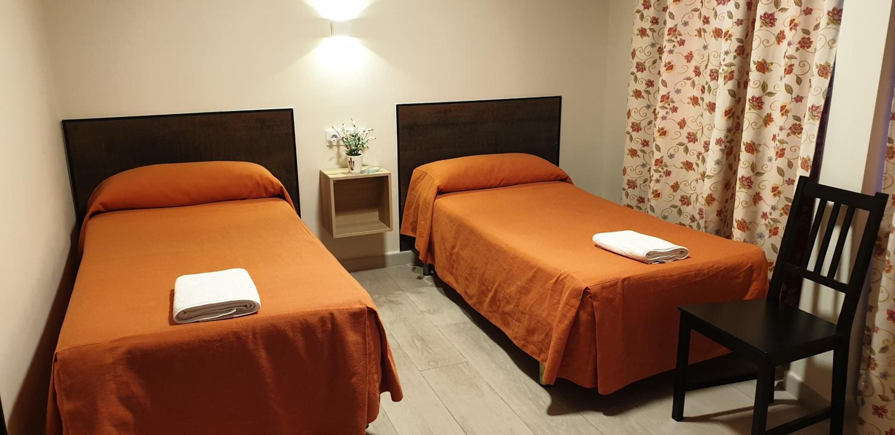 Twin Room with Private Bathroom - Photo 1